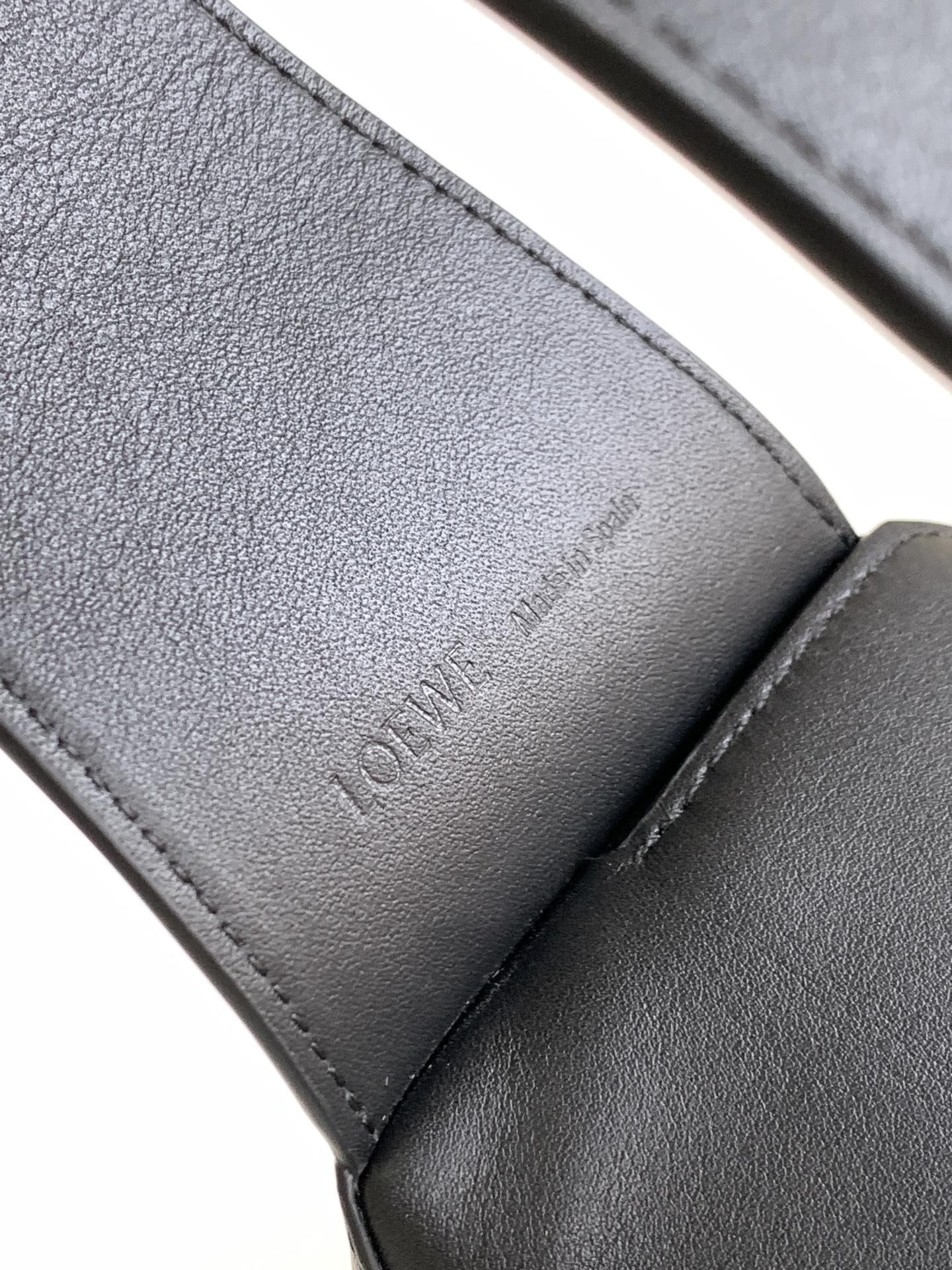 Сумка-хобо Loewe Puzzle из кожи наппа, черная.