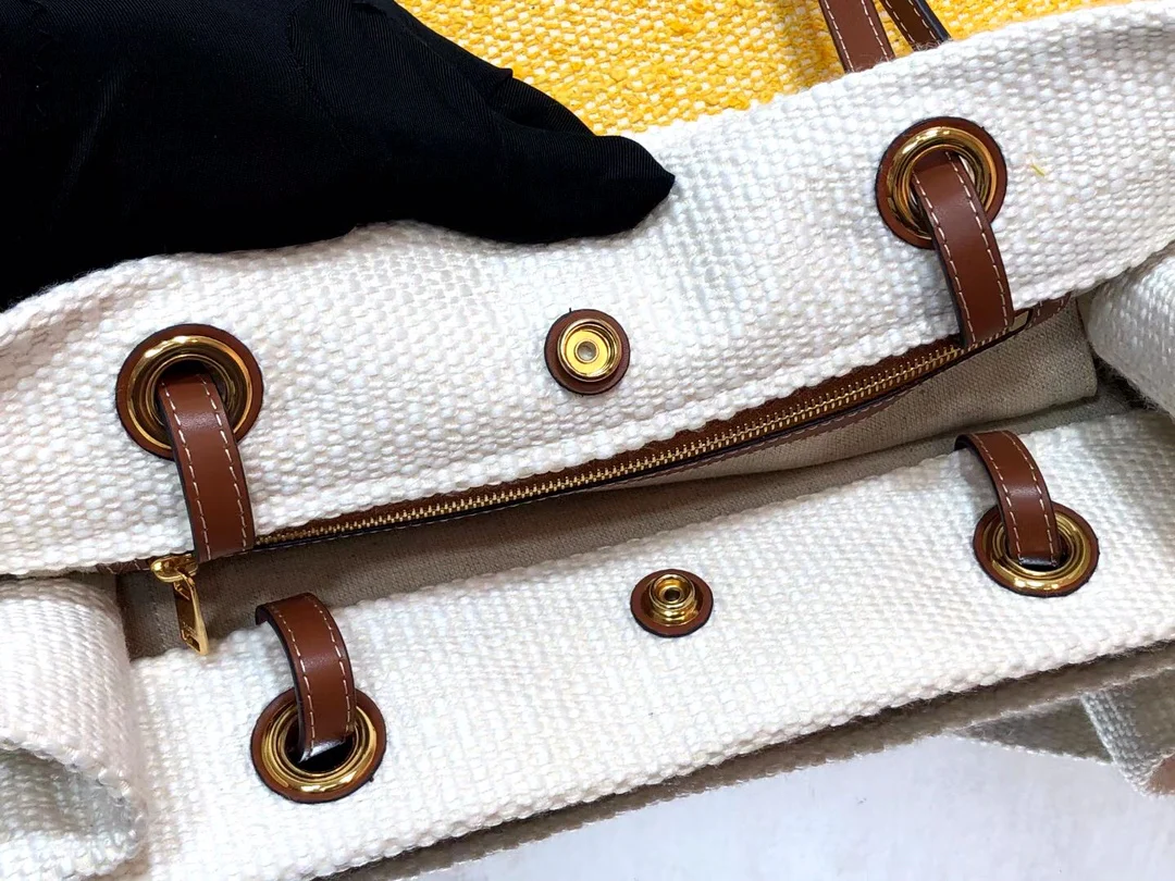 Квадратная сумка Celine Cabas Plein Soleil, изготовленная из кожи вагю и ткани.