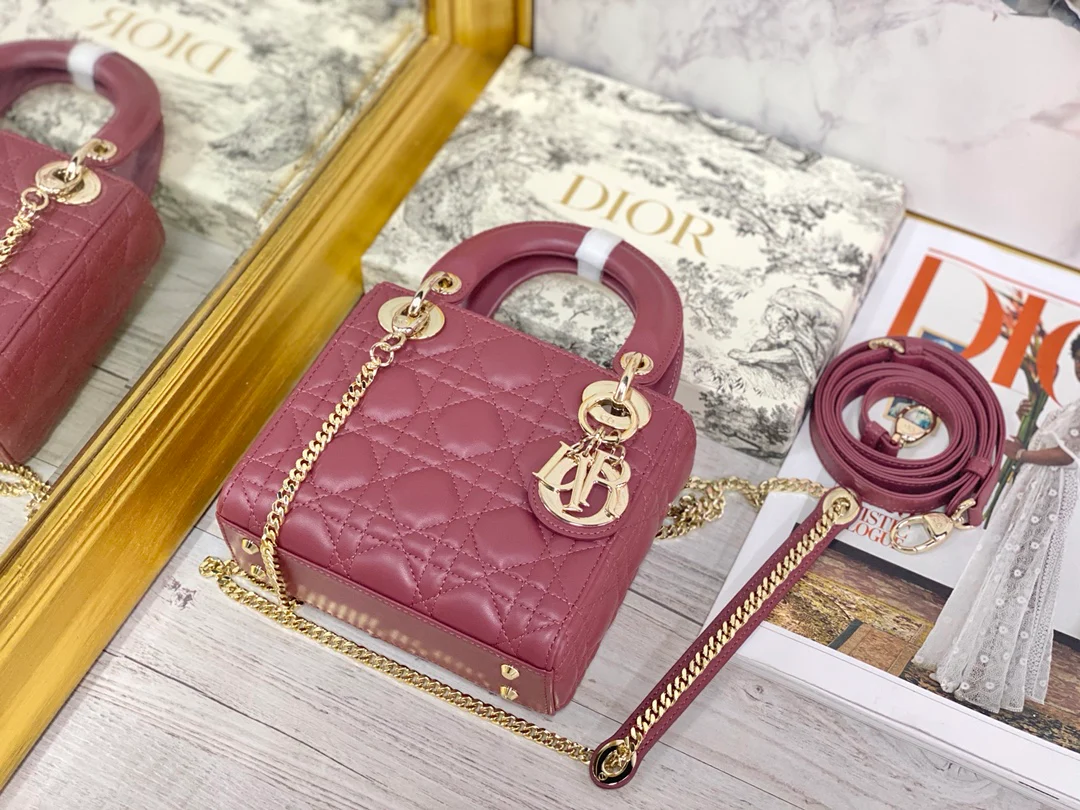 Миниатюрная сумочка Dior Lady Dior - модель Princess Dior с тремя отделениями - 17 см - пряжка из розового золота цвета гибискуса.