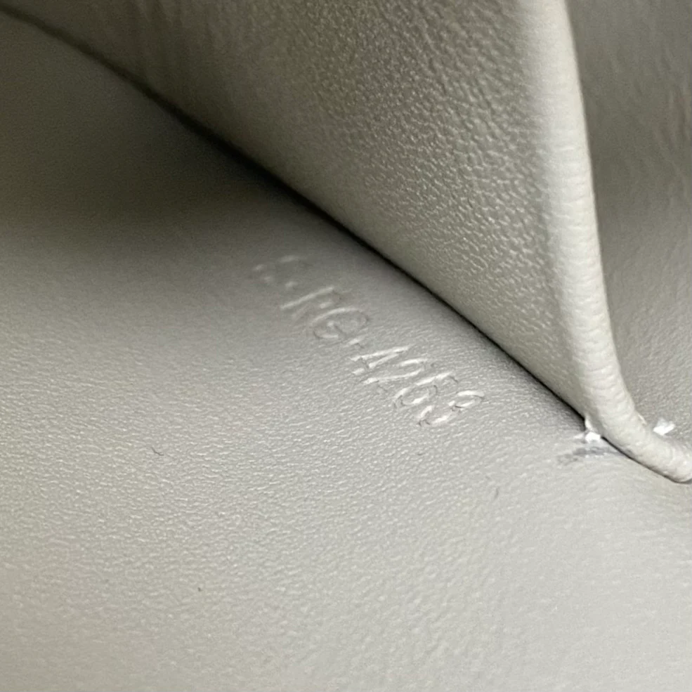 Миниатюрная кожаная сумка-ведро Celine Triomphe - белая