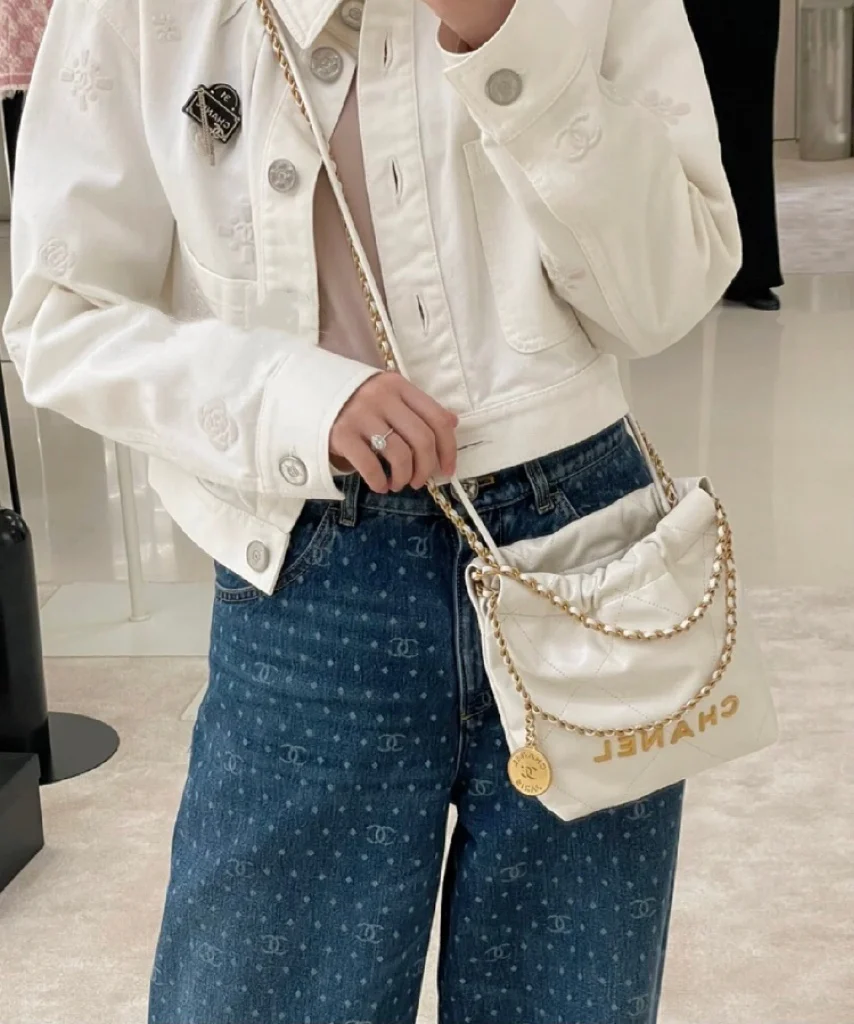 Новинка сезона весна/лето 2023 от Chanel - сумка 22 - мини - белое золото - фотографии в действии.