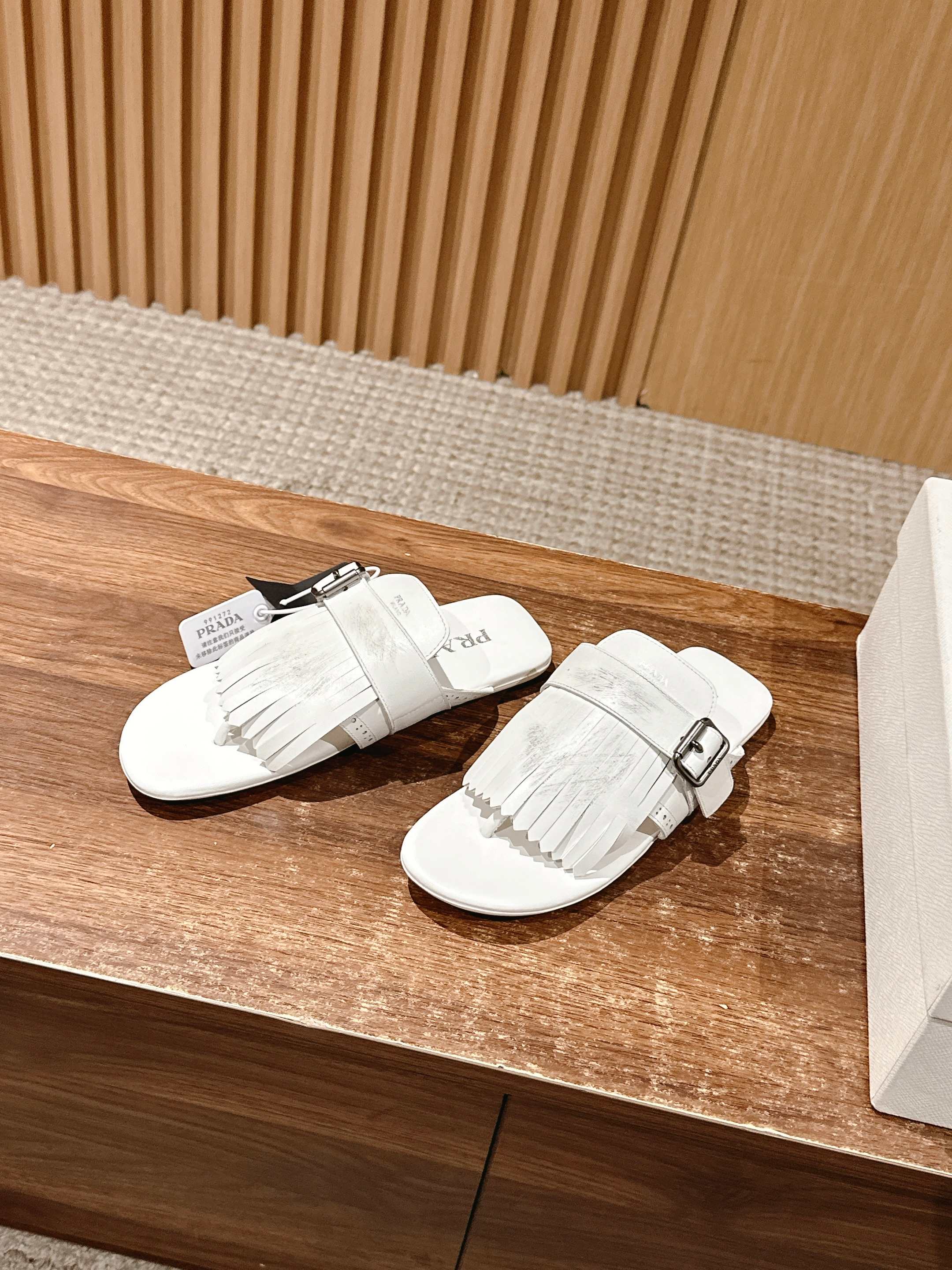 Новинка сезона весна/лето 2025 от Prada - Ретро-сандалии с кисточками - Подиумный образ - Белые