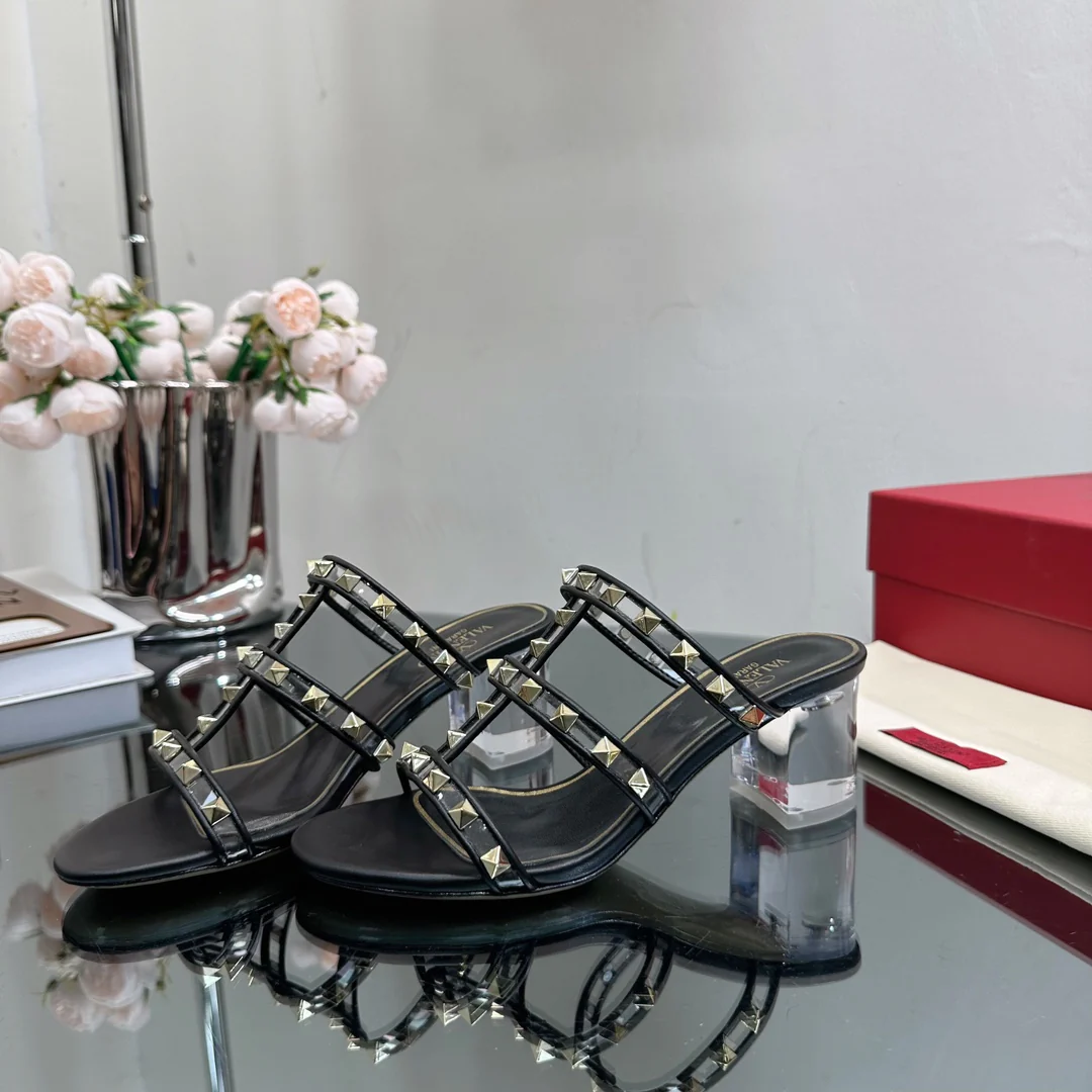 Новинка сезона весна/лето 2023 от Valentino - Прозрачные сандалии на каблуке с кристаллами - Черные