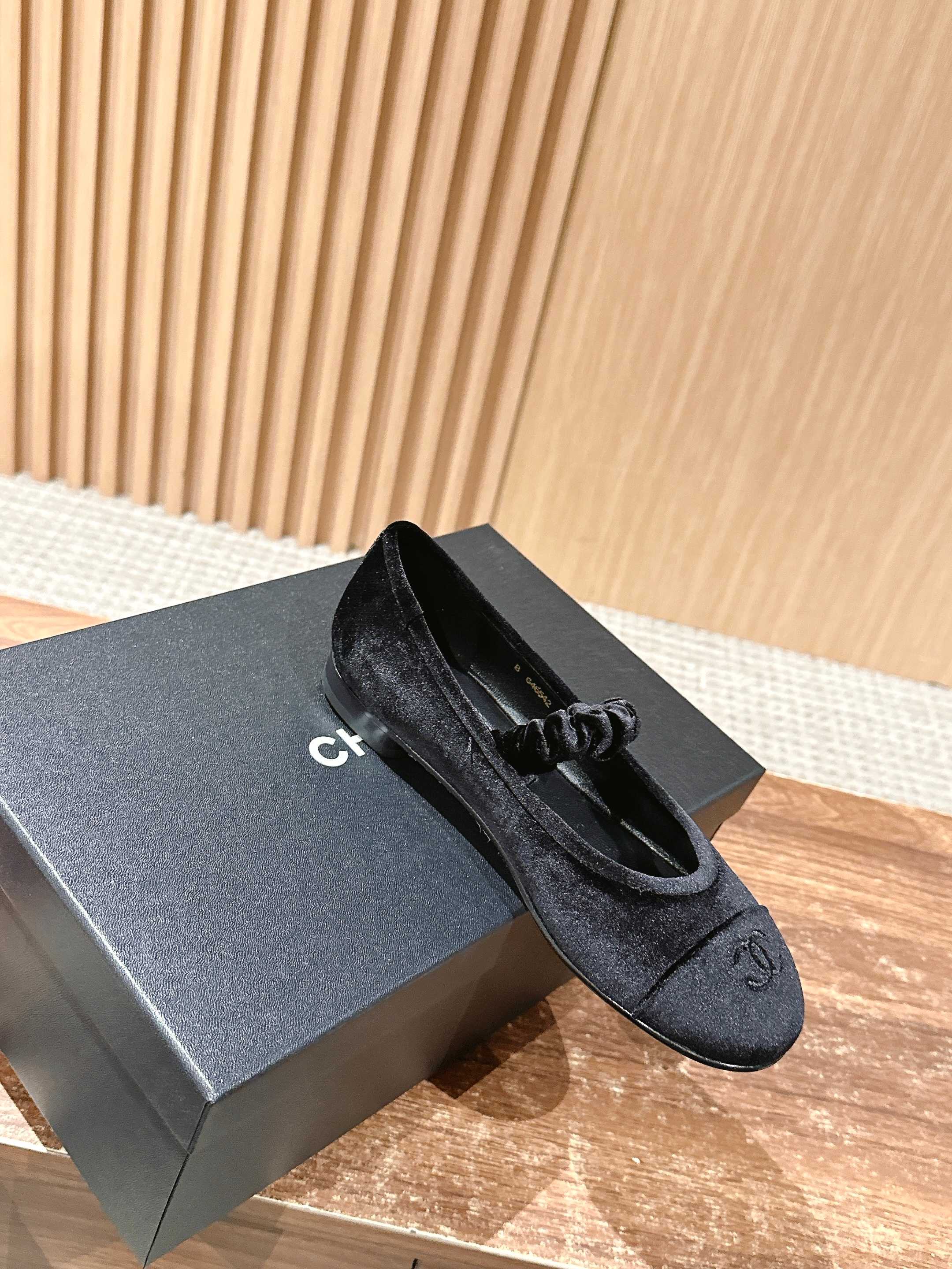 Новинка сезона весна/лето 2025 от Chanel - туфли Мэри Джейн из черной замши.