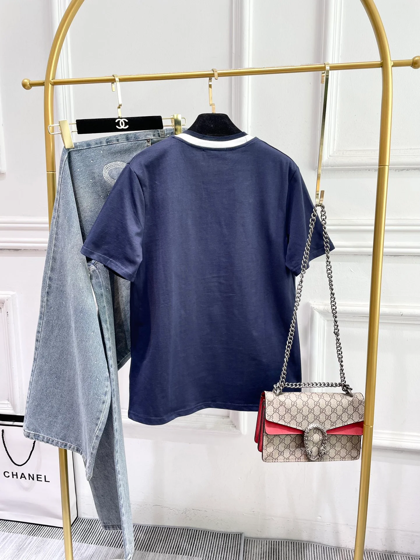 Футболка Chanel 2403 с вышитой 3D-буквой в виде зубной щетки, с короткими рукавами, черная.