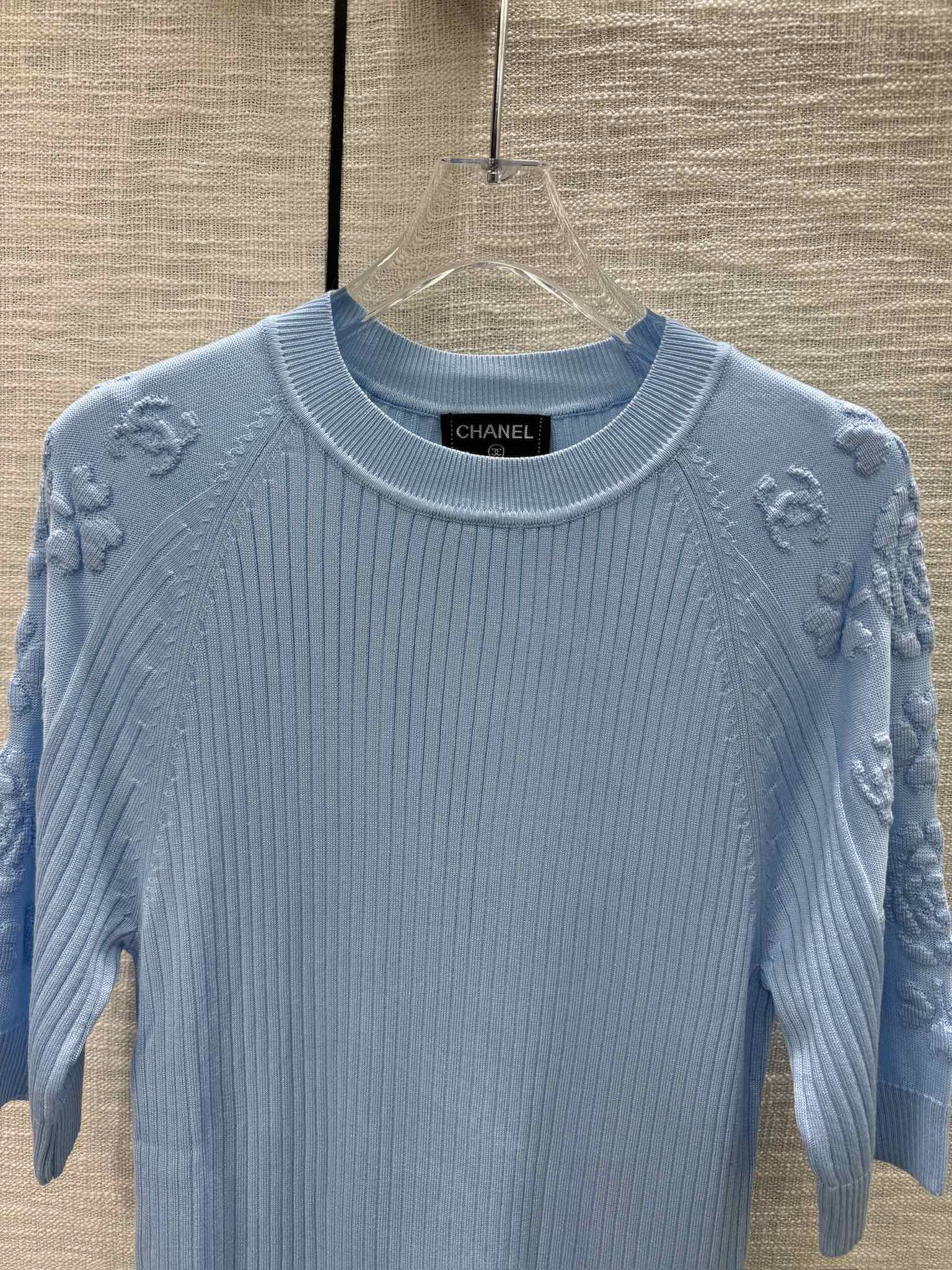 Chanel 2404 Четырехлистный клевер с камелией, вязаный, с коротким рукавом, синий