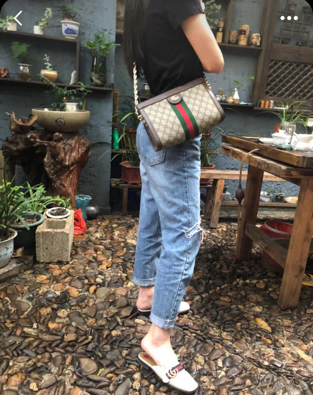 Классическая сумка Gucci на цепочке — как она выглядит на руке.