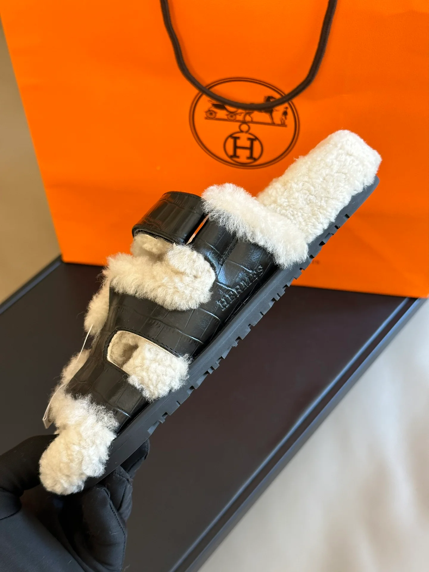 Тапочки Hermes 2024 с крокодиловым принтом - черные.