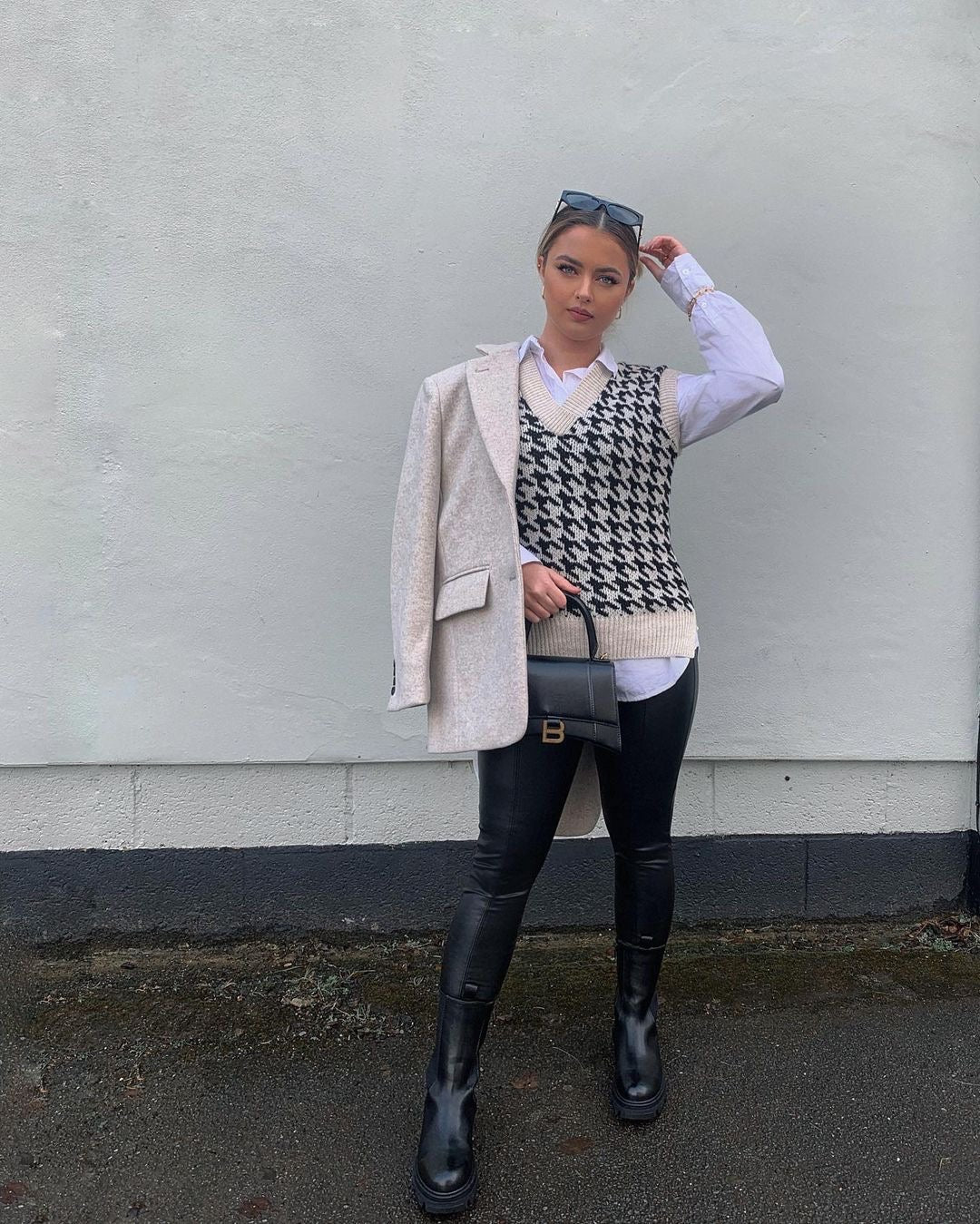 Сумка Balenciaga Hourglass — черная, из гладкой кожи, с золотой пряжкой — изображение опубликовано в сети.