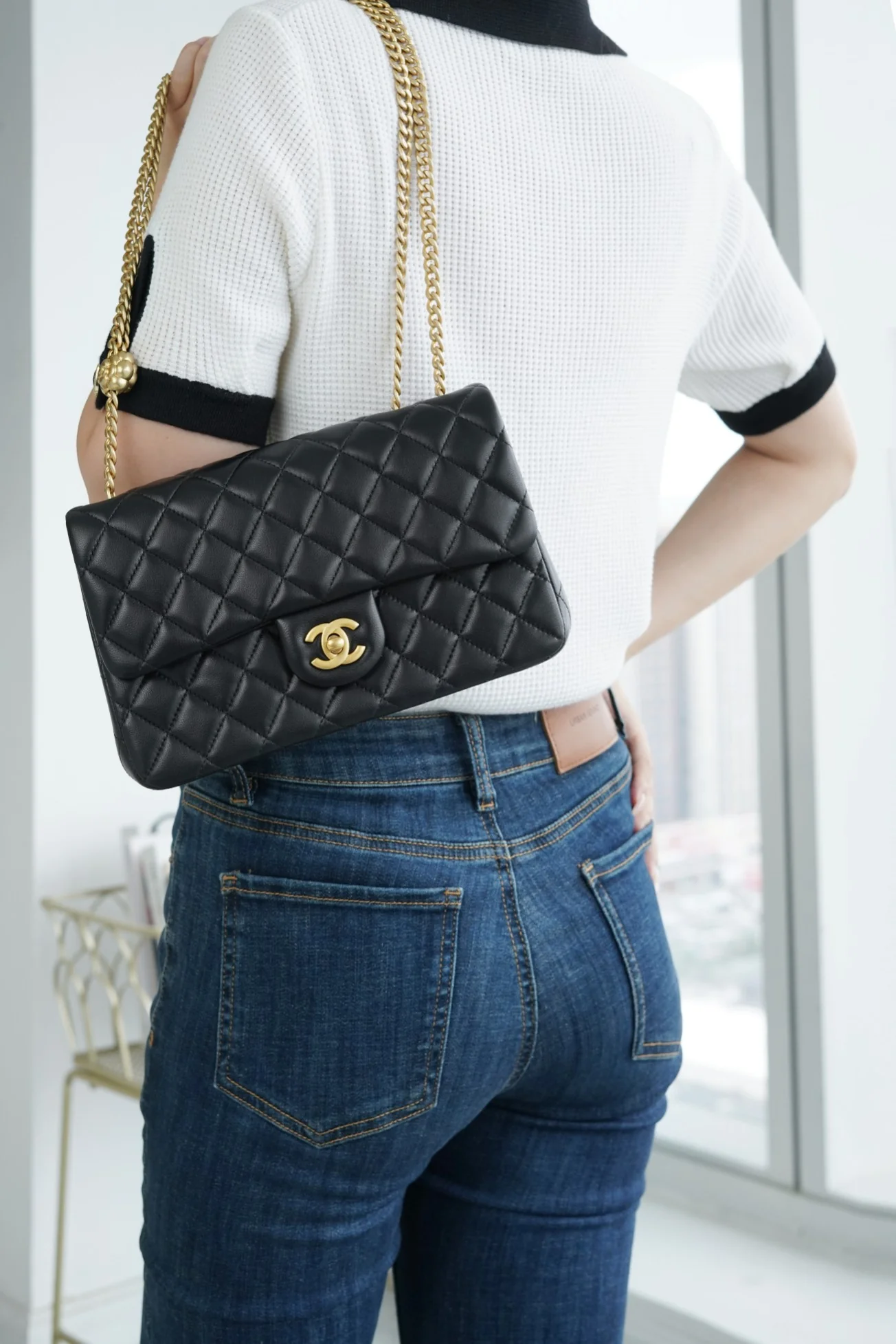 Коллекция Chanel Весна/Лето 2023 - Сумка с регулируемой пряжкой Camellia - CF Flap Bag - Черная - Маленькая