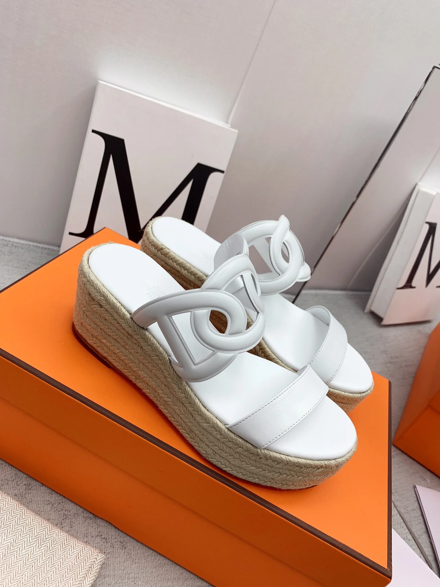 Новинка осенне-зимней коллекции Hermes 2022 — шлепанцы на платформе с отделкой из веревки цвета клубники.