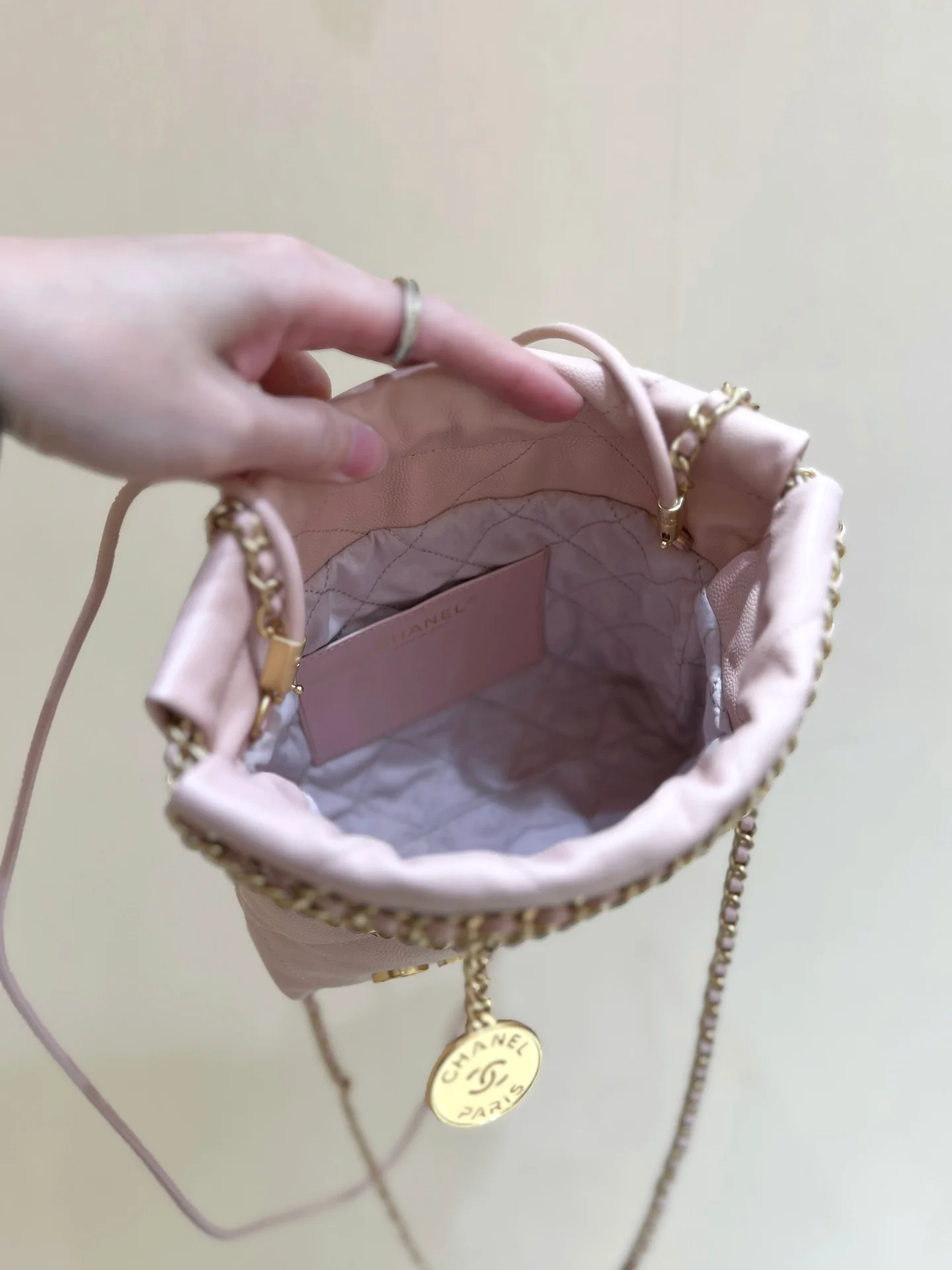 Мини-сумка Chanel Mini 22, лимитированная серия, мусорный мешок - розовый.