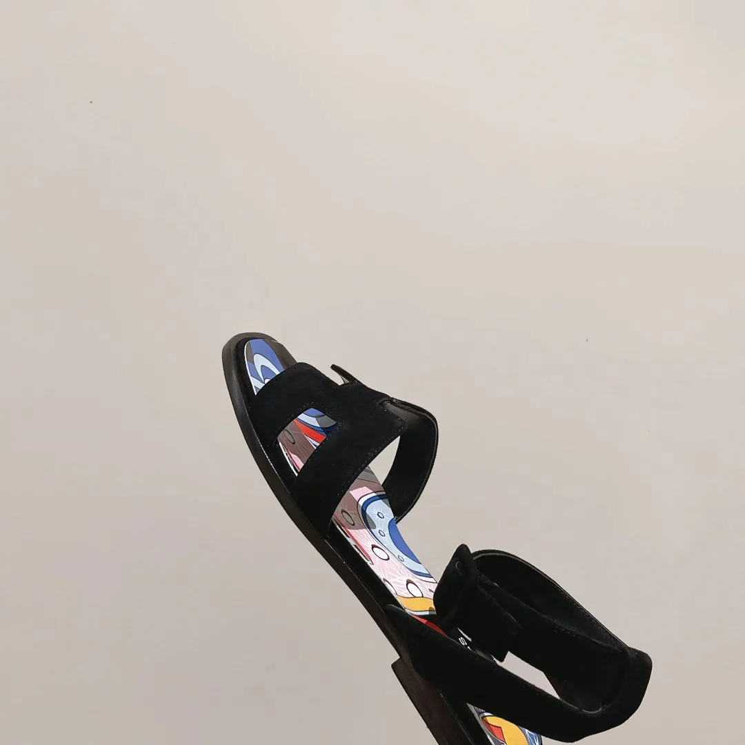 Новинка весны 2022 года от Hermes - сандалии на плоской подошве.