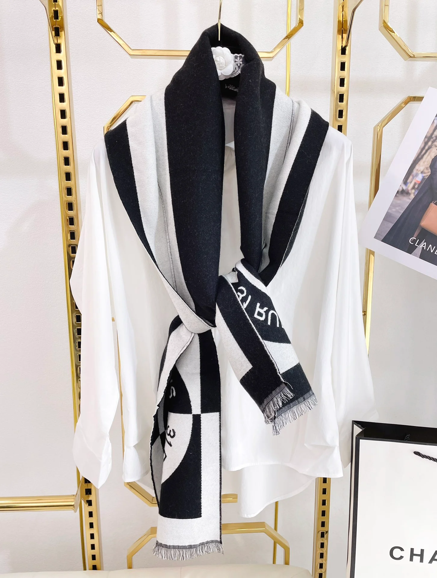 Chanel - Новый черно-белый длинный шарф