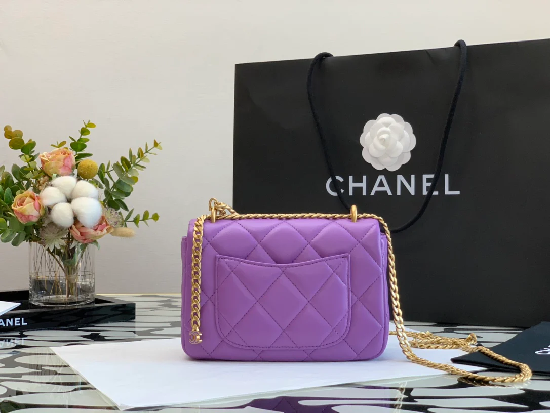 Новинка 2022 года от Chanel - квадратная сумка-мешок с эмалированной пряжкой.