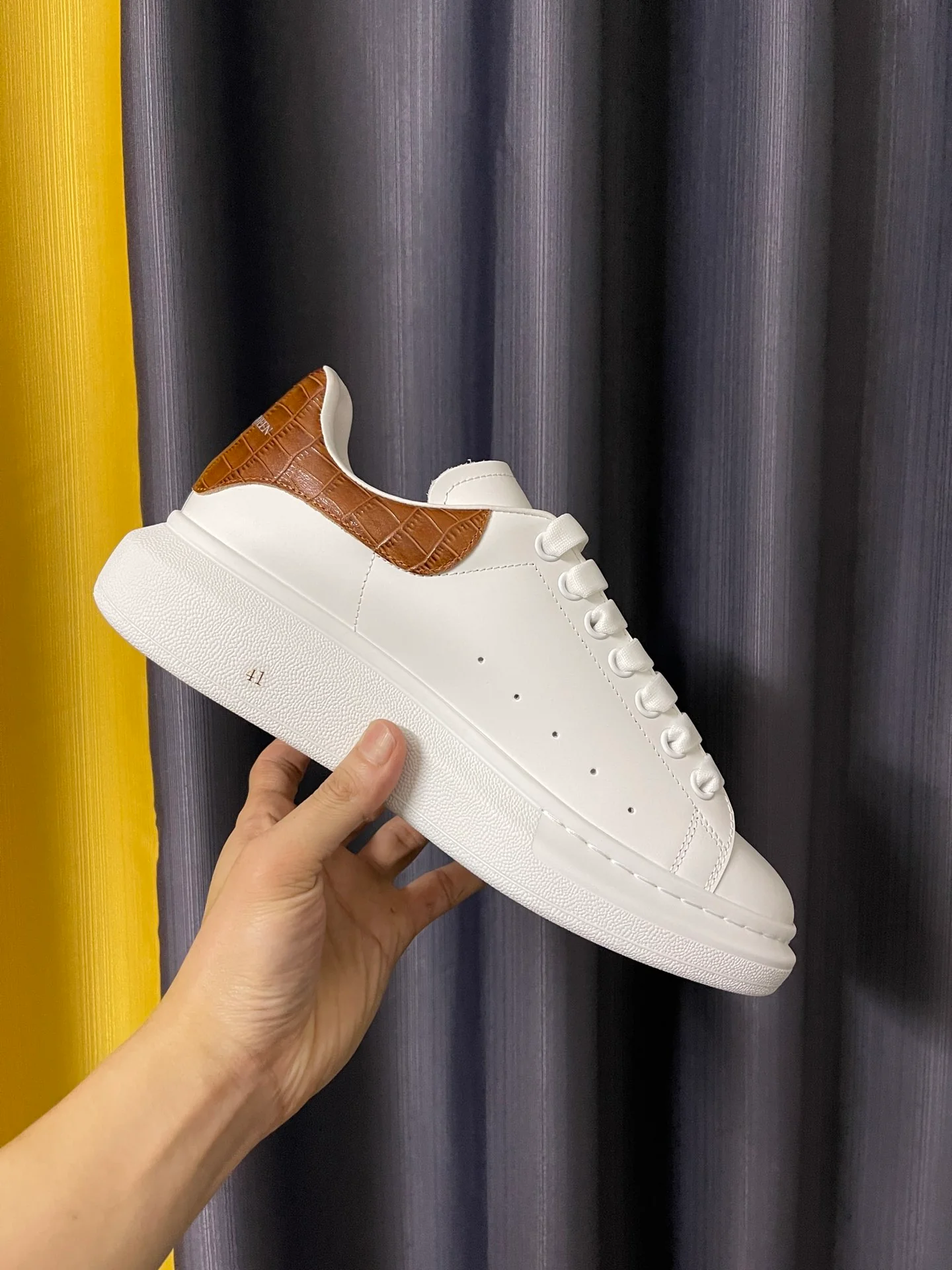 Классические белые кроссовки McQueen - унисекс - карамельный узор под крокодиловую кожу - премиум-издание