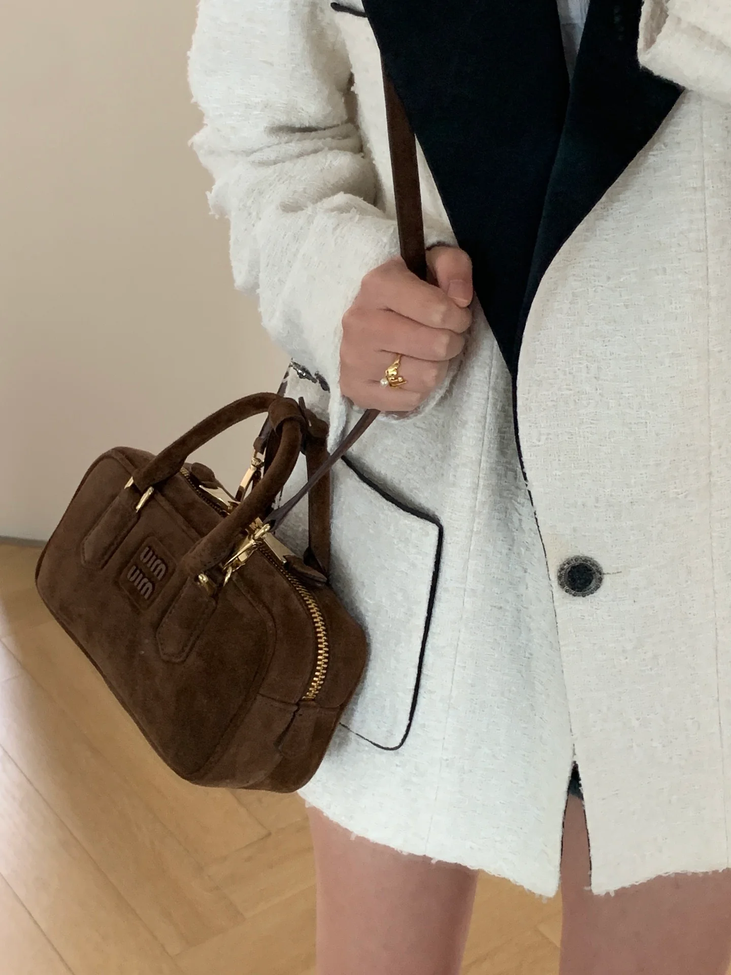 Сумка-боулинг Miu Miu из замши, маленькая, коричневая, излучает роскошь при ношении.