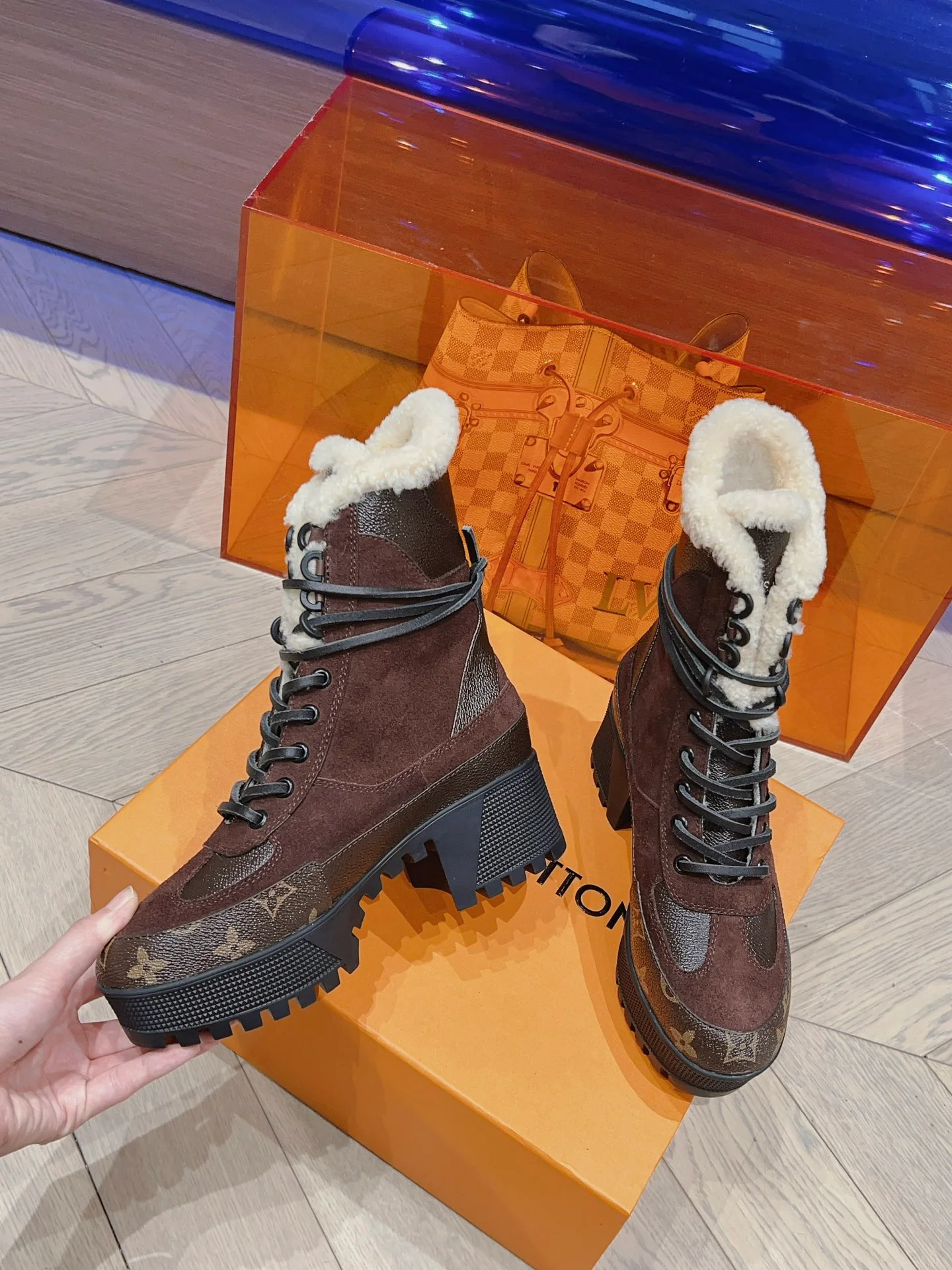 Новинка осенне-зимней коллекции LV 2023 — Ботинки Мартин на массивном каблуке — Коричневые