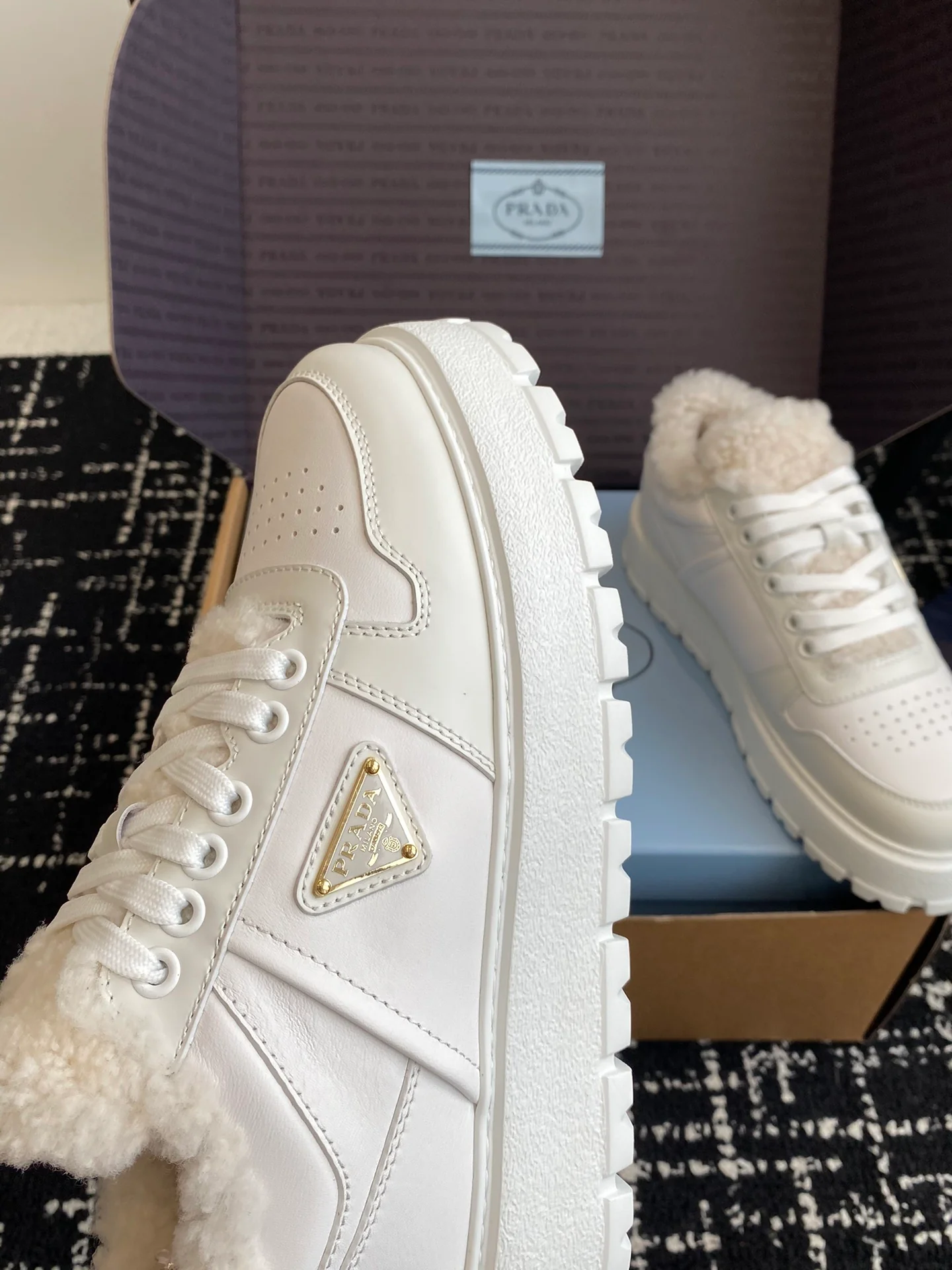 Повседневные туфли Prada 2024 - белые - 1