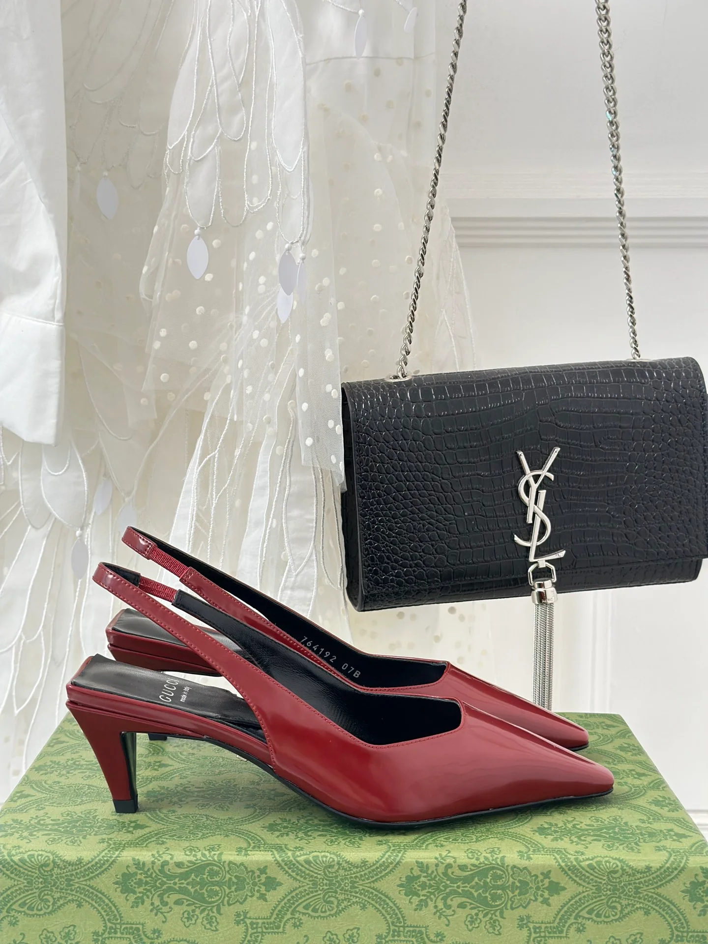 Новинка сезона весна/лето 2023 — Босоножки на невысоком каблуке с острым носком — Красные