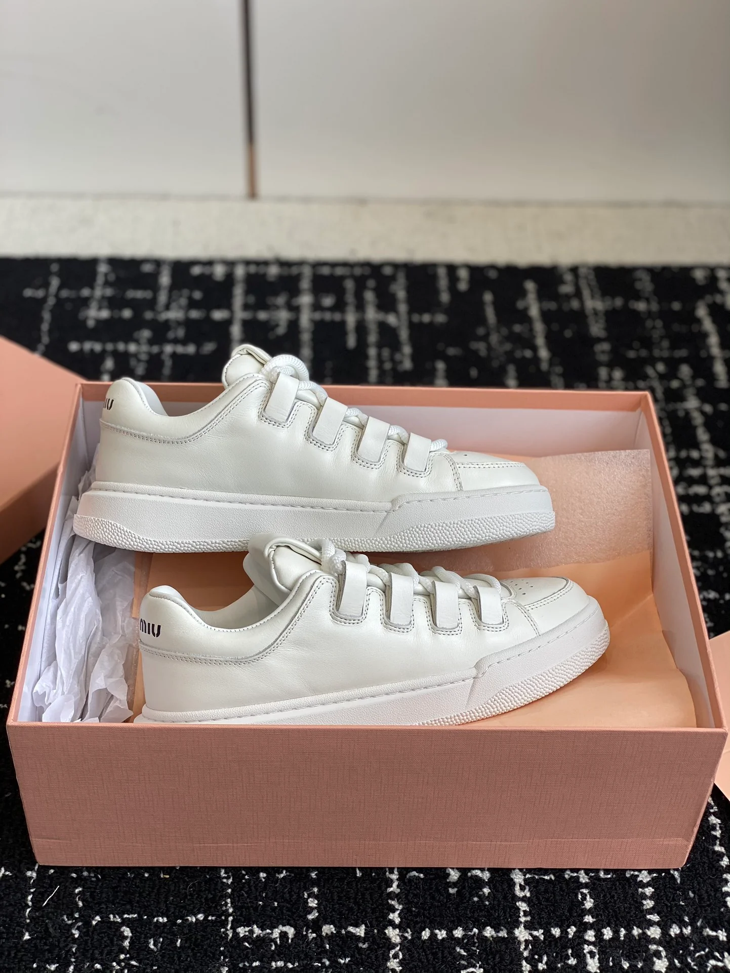 Кроссовки Miu Miu в стиле ретро с эффектом потертости - Повседневные кроссовки - Off-White