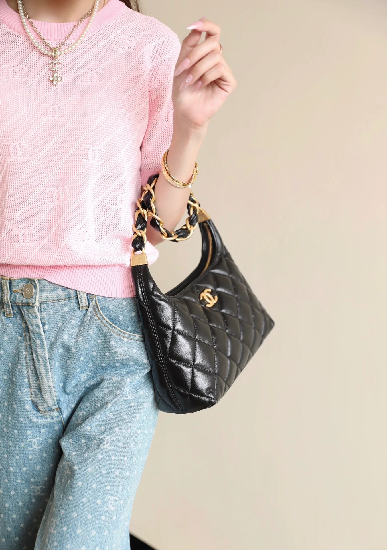 Chanel - Средняя сумка-хобо через плечо - Черная с золотой фурнитурой