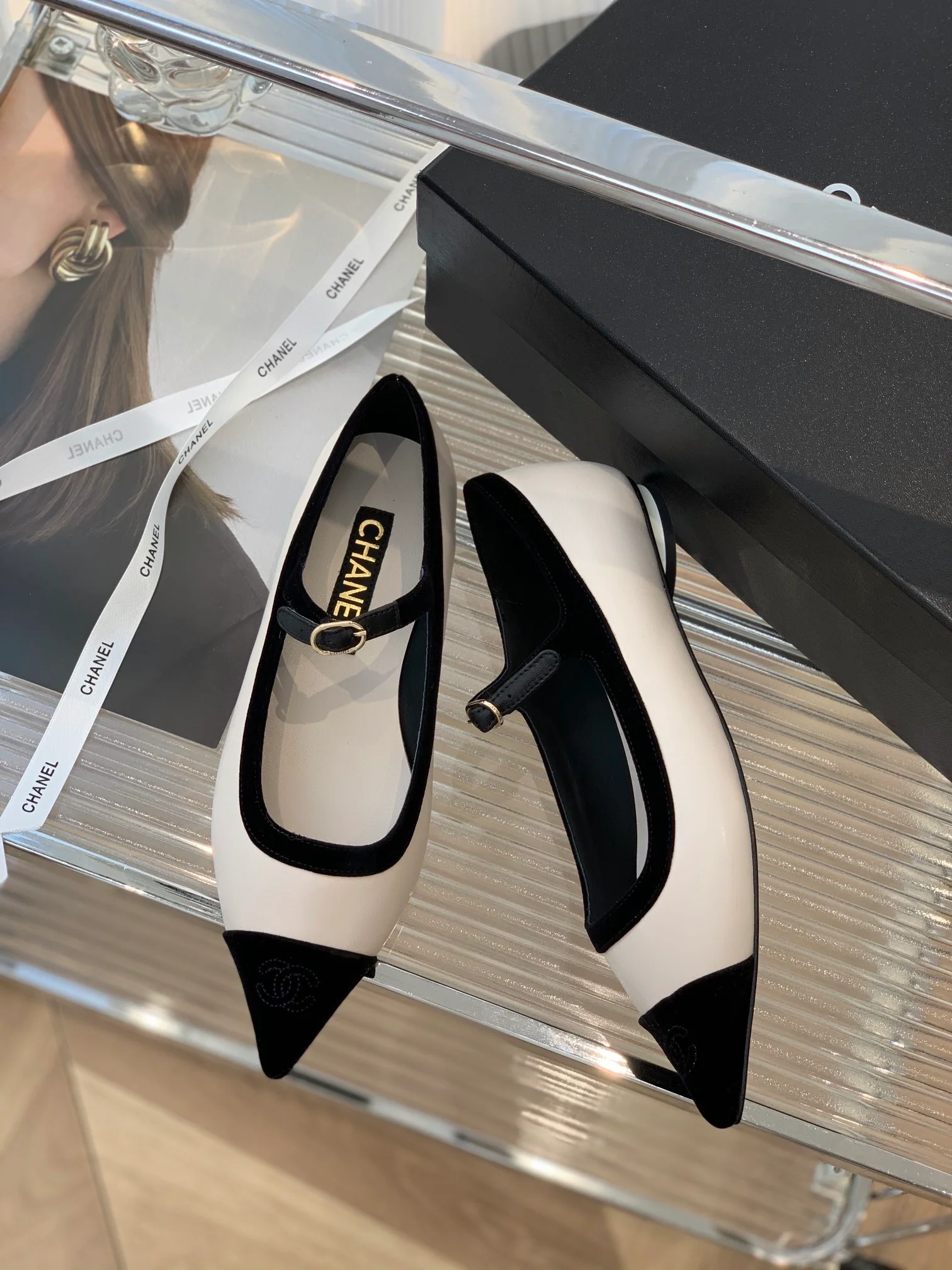 Туфли ?Мэри Джейн? от Chanel — бархат и овечья кожа — белые.