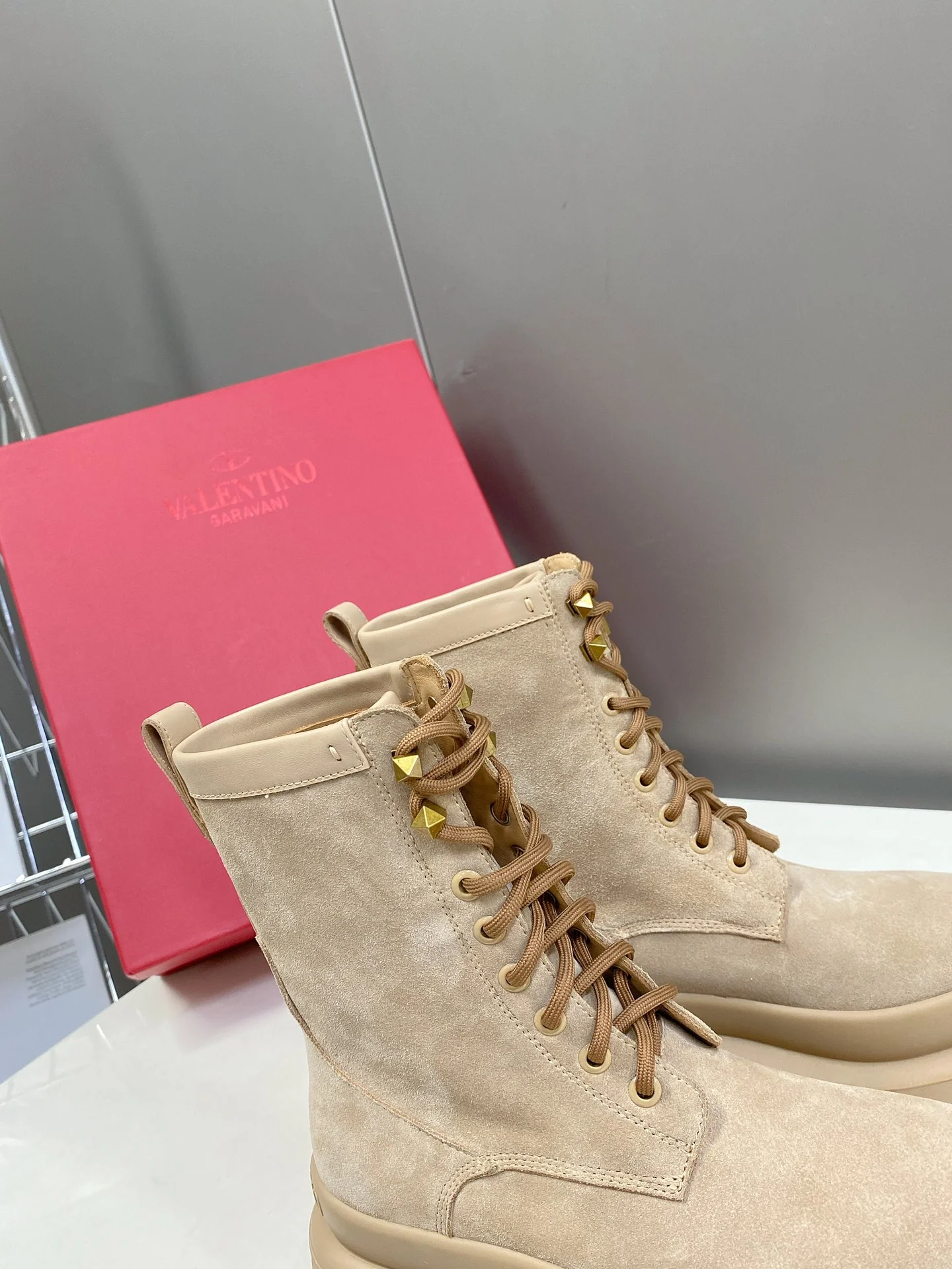 Новинка сезона осень/зима 2022 от Valentino — ботинки Martin в британском стиле.