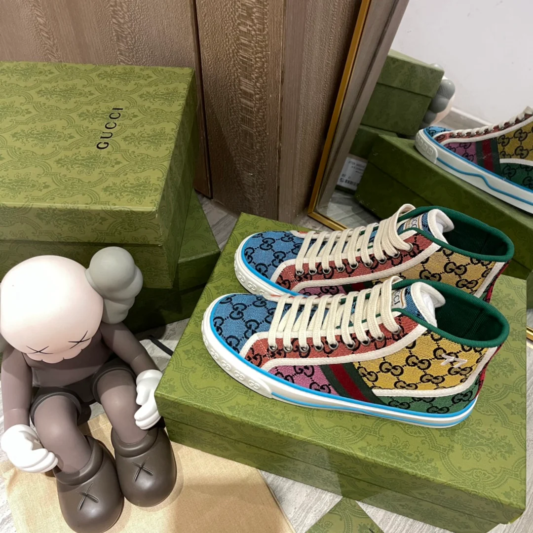 Высокие джинсовые кроссовки Gucci с монограммой для пар.