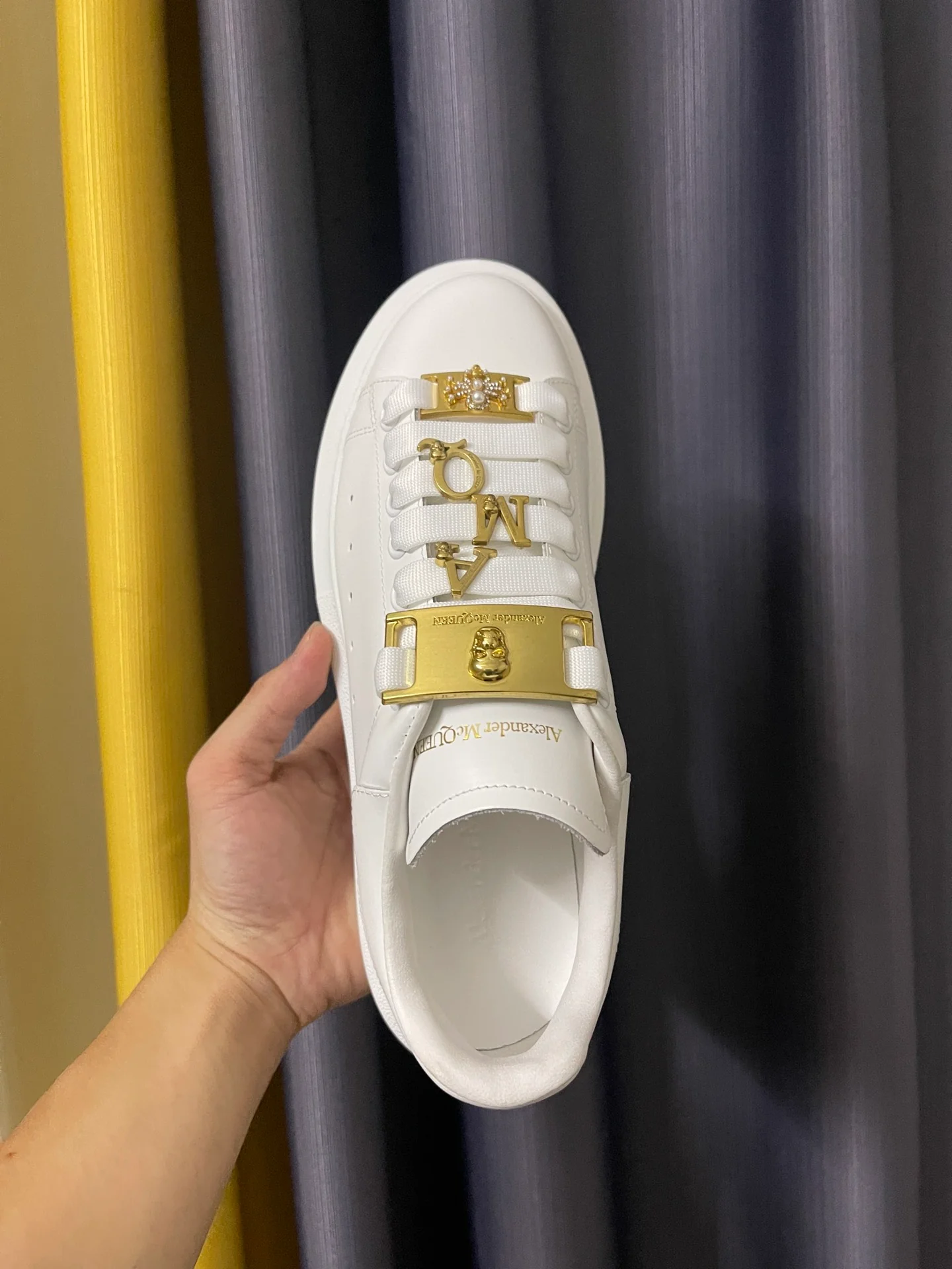 Классические белые кроссовки McQueen - унисекс - полностью из белой кожи с металлической пряжкой