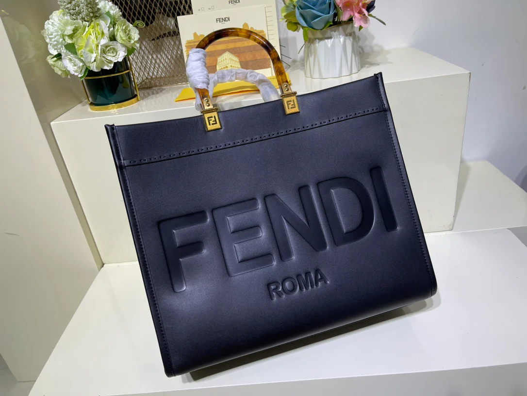 Сумка Fendi Sunshine Medium из черной кожи