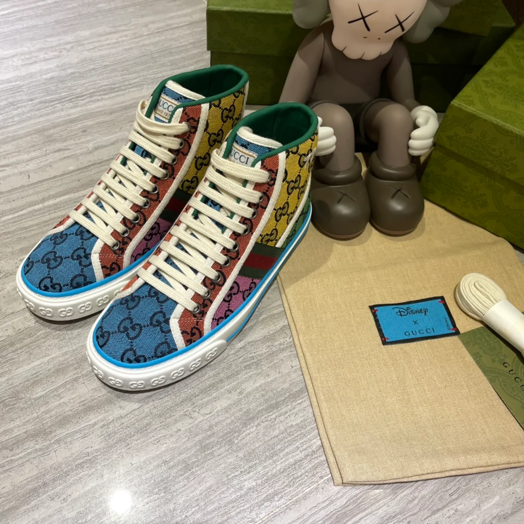 Высокие джинсовые кроссовки Gucci с монограммой для пар.