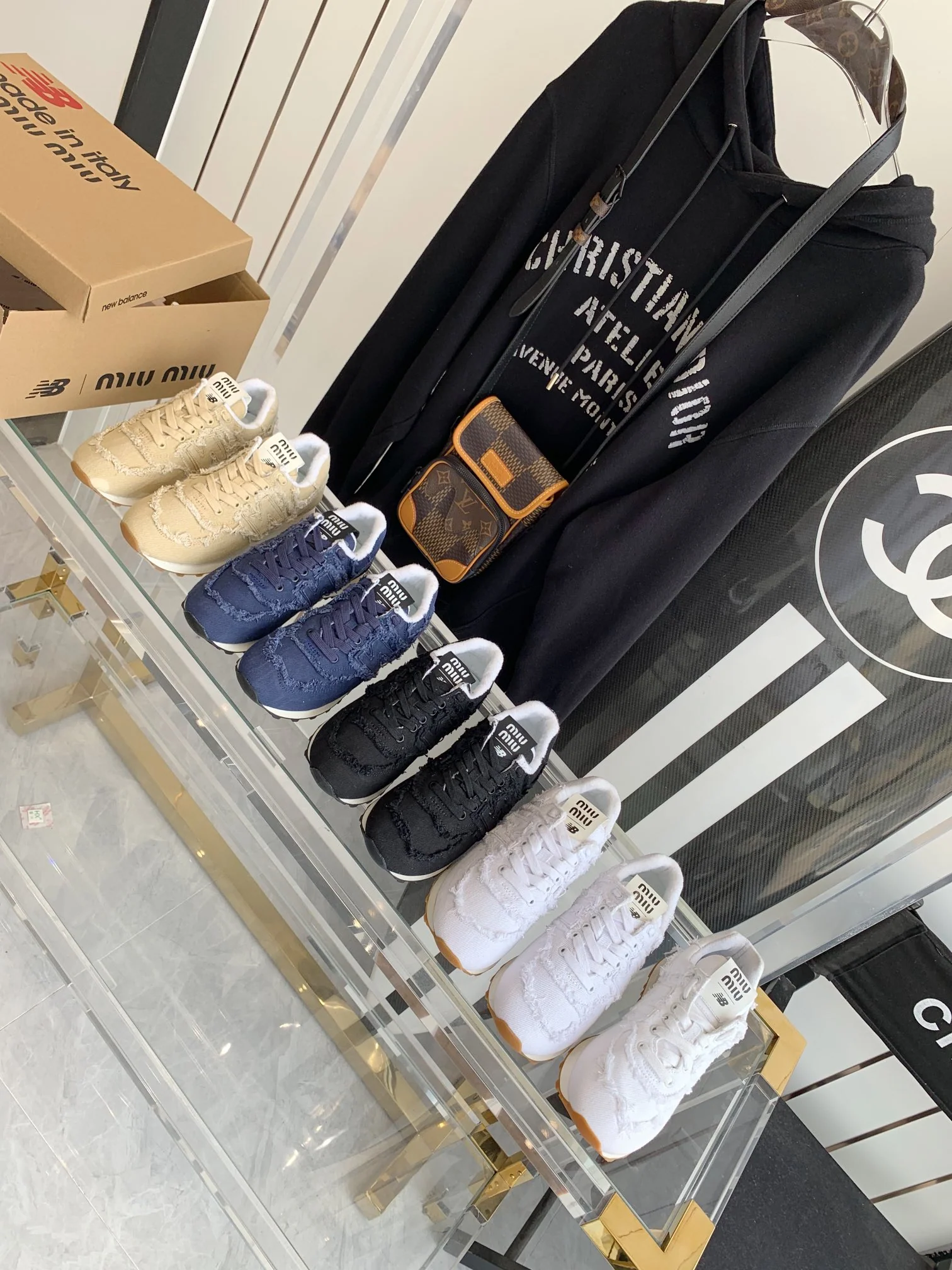 Изображение коллекции повседневной обуви и кроссовок, созданной в сотрудничестве с Miu Miu.