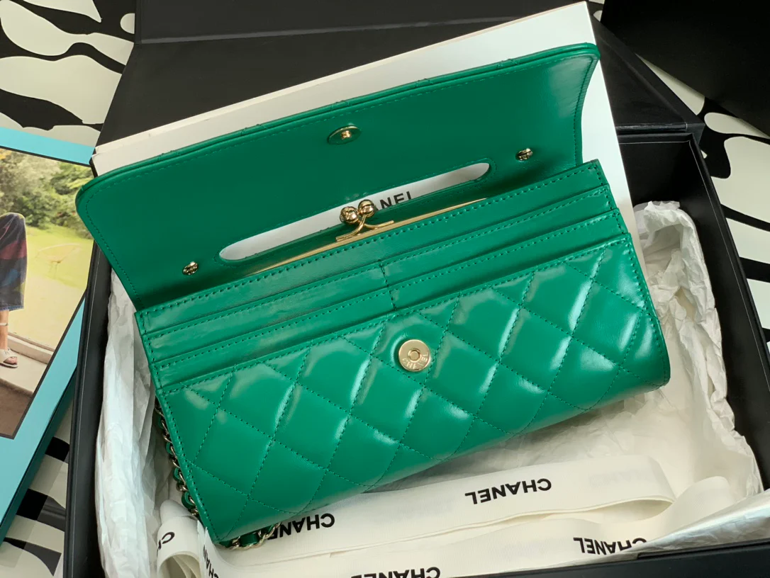 Новая вечерняя сумочка Chanel 2022 года - зеленая.