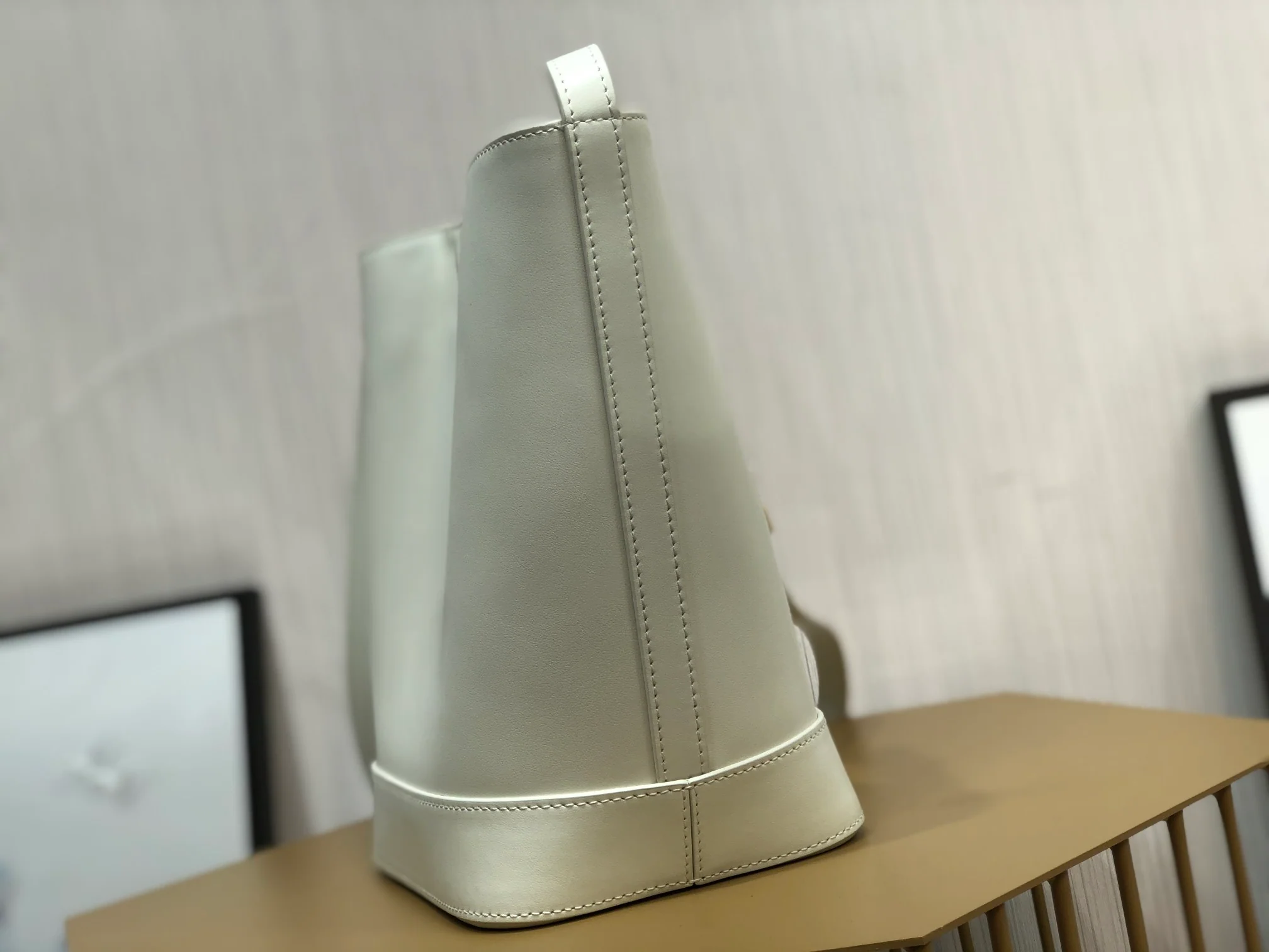 Новинка сезона весна/лето 2022 от Celine - Маленькая кожаная сумка-ведро Cuir Triomphe - 1 шт.