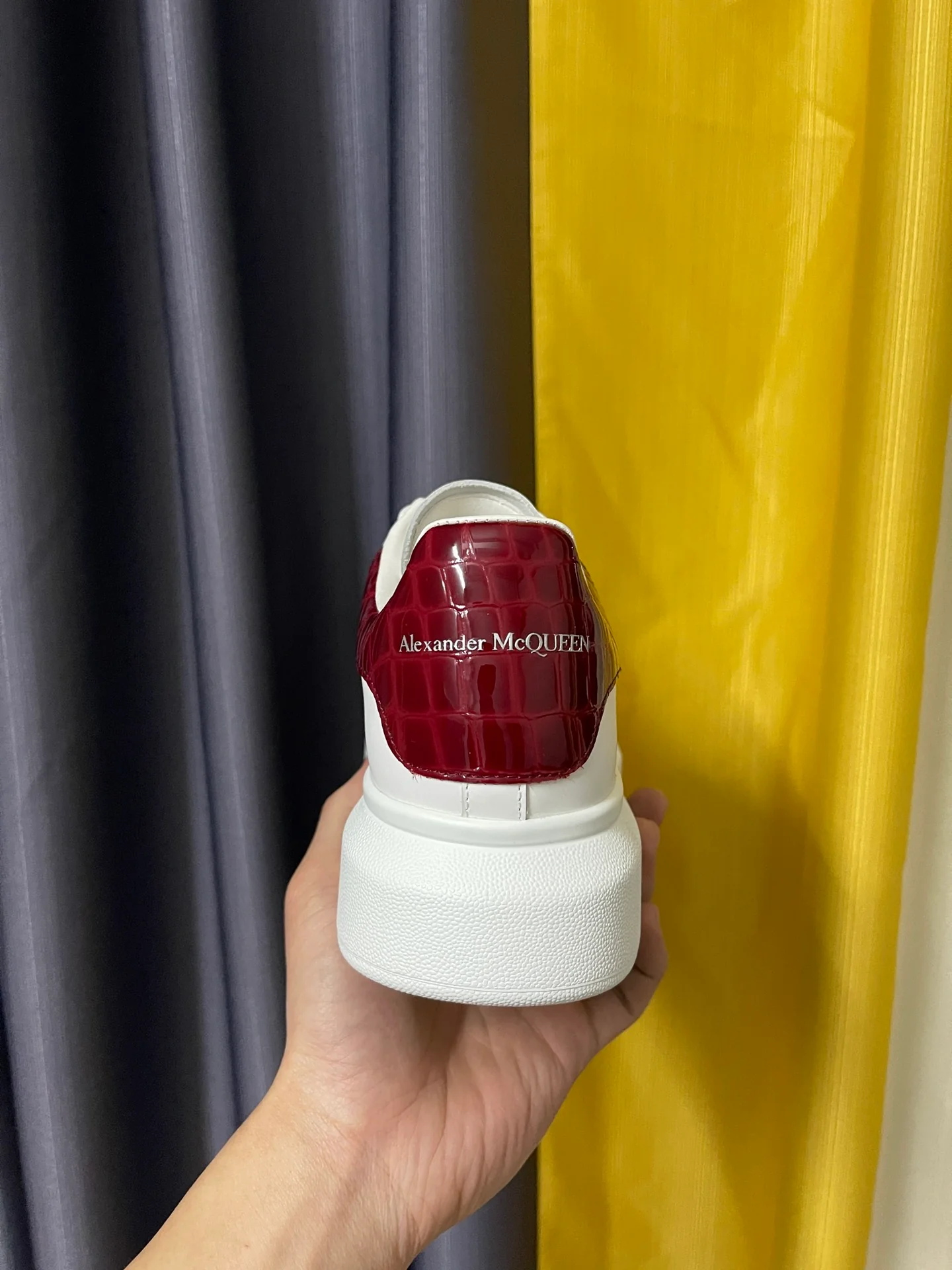 Классические белые кроссовки McQueen - унисекс - каблук с красным каменным узором