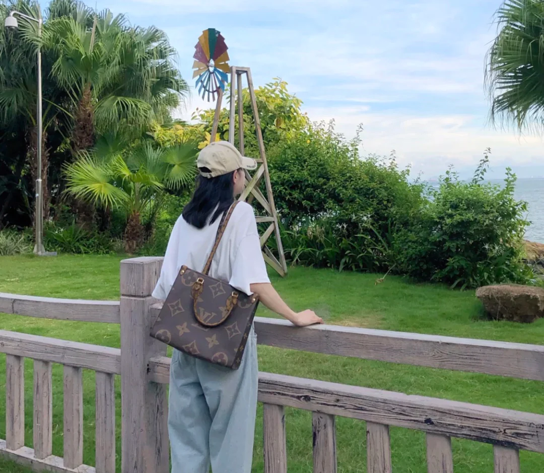 m45039-LV-onthego-Handbag-Medium-Monogram Long Shoulder Strap-Weight Photo