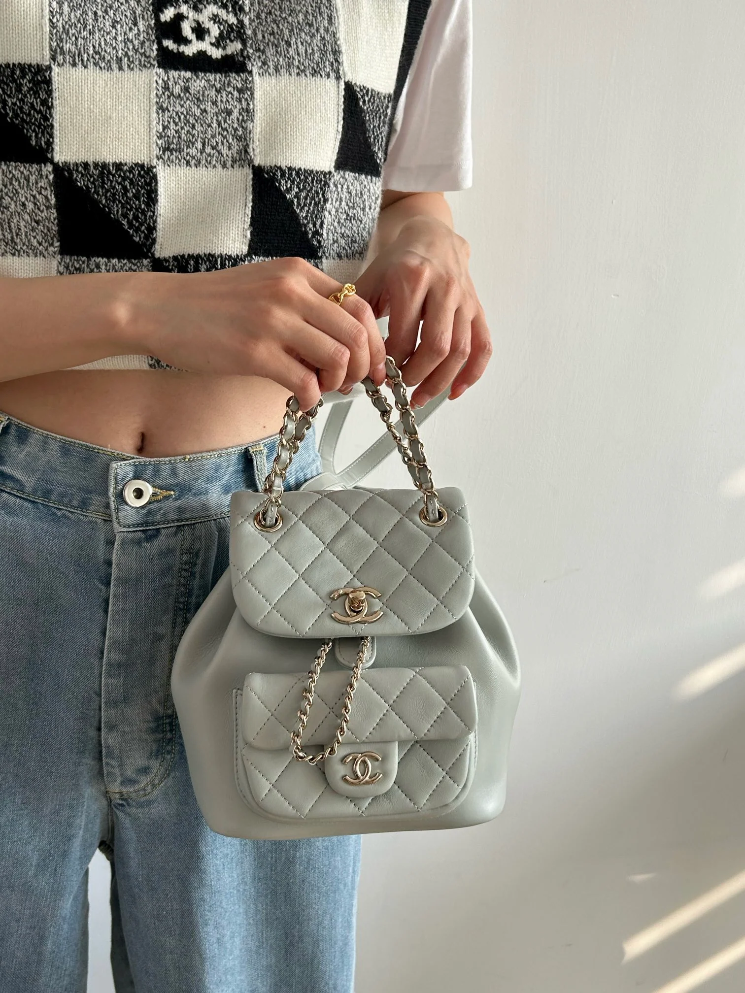 Новинка начала лета 2023 от Chanel - Мини-рюкзак Duma - Серо-голубой - Фотографии в действии.