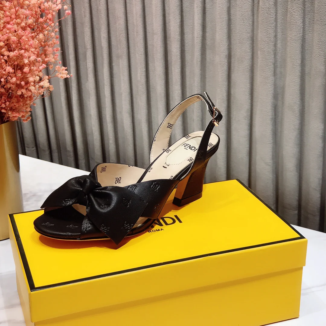 Весенние сандалии Fendi 2022 на низком каблуке - черные