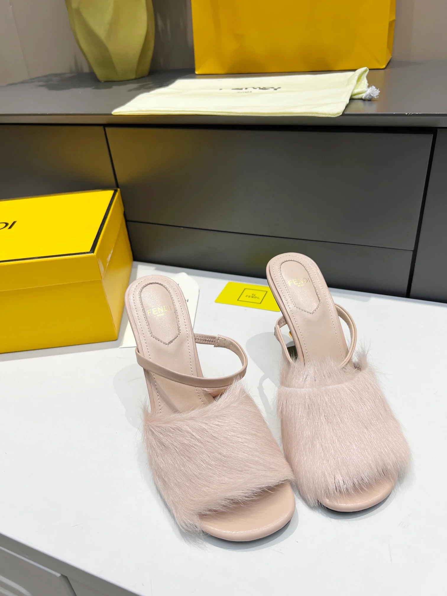 Fendi - Меховые тапочки на высоком каблуке - Светло-розовые