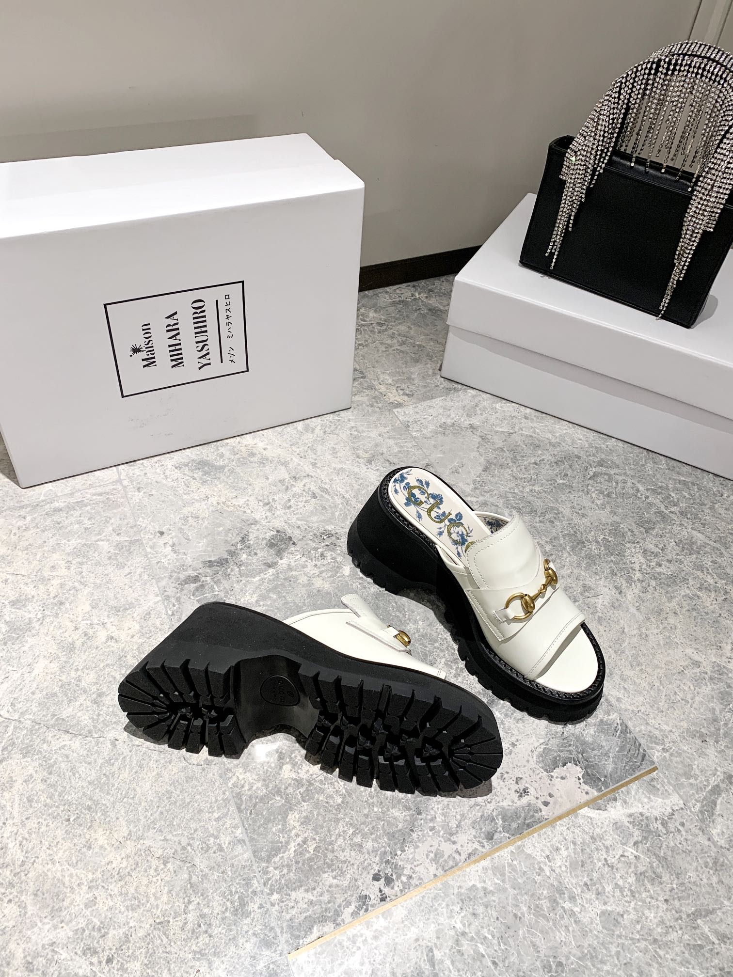 Сандалии Gucci Retro Street с пряжкой на платформе