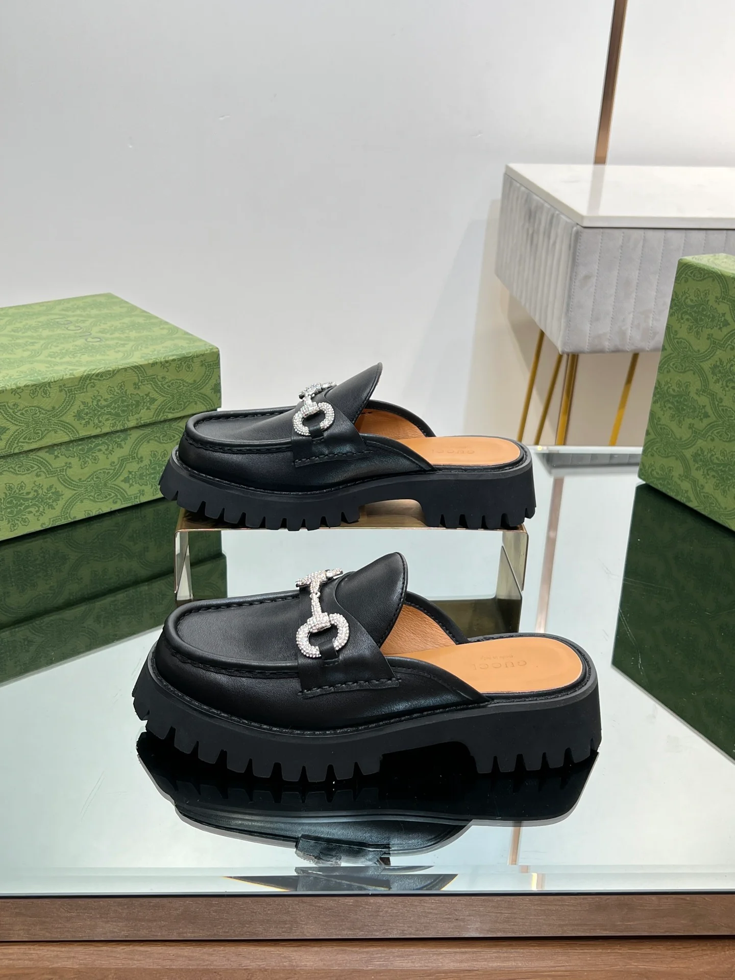 Лоферы Gucci 2024 на платформе с кристаллами и стразами, черные.
