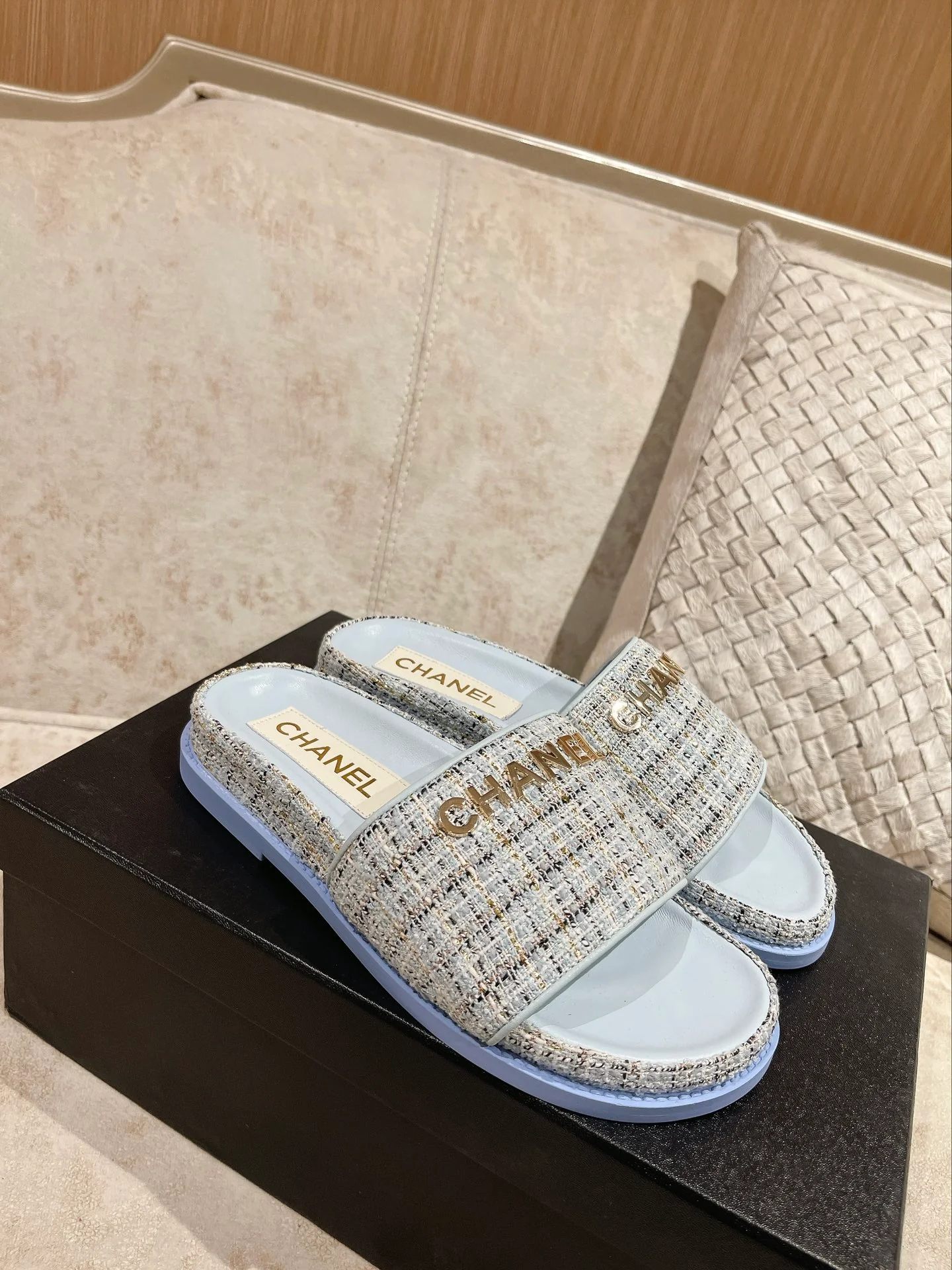 Новинка сезона весна/лето 2023 от Chanel - Шерстяные тапочки - Синие