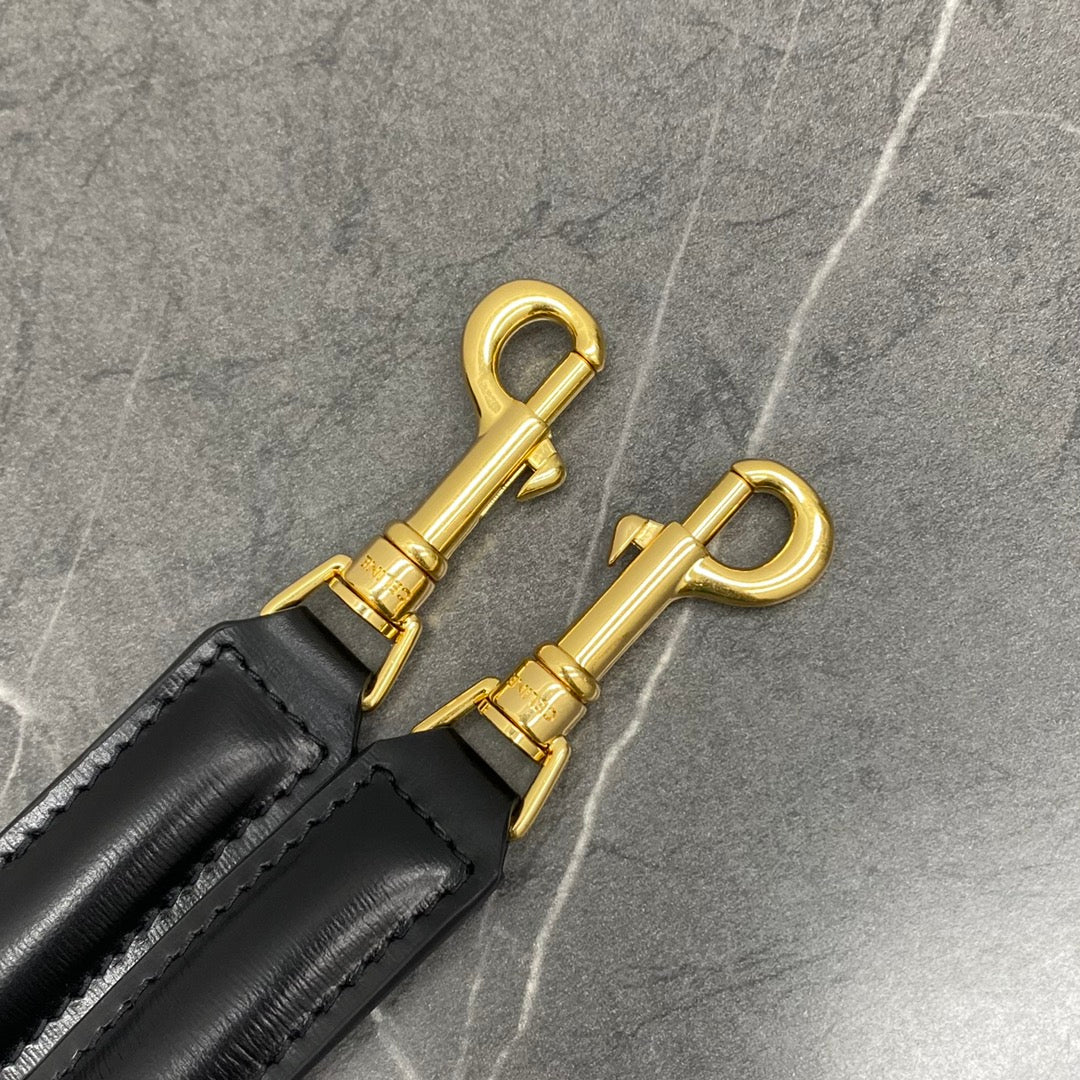 Сумка Celine Box Triomphe - черная с золотой фурнитурой.