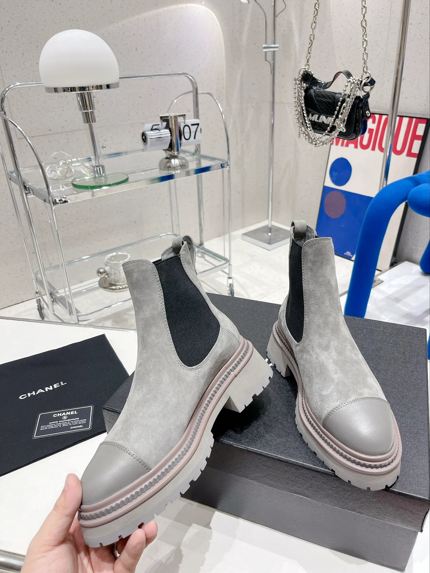 Новинка сезона осень/зима 2022 от Chanel - Ботинки челси - Серые