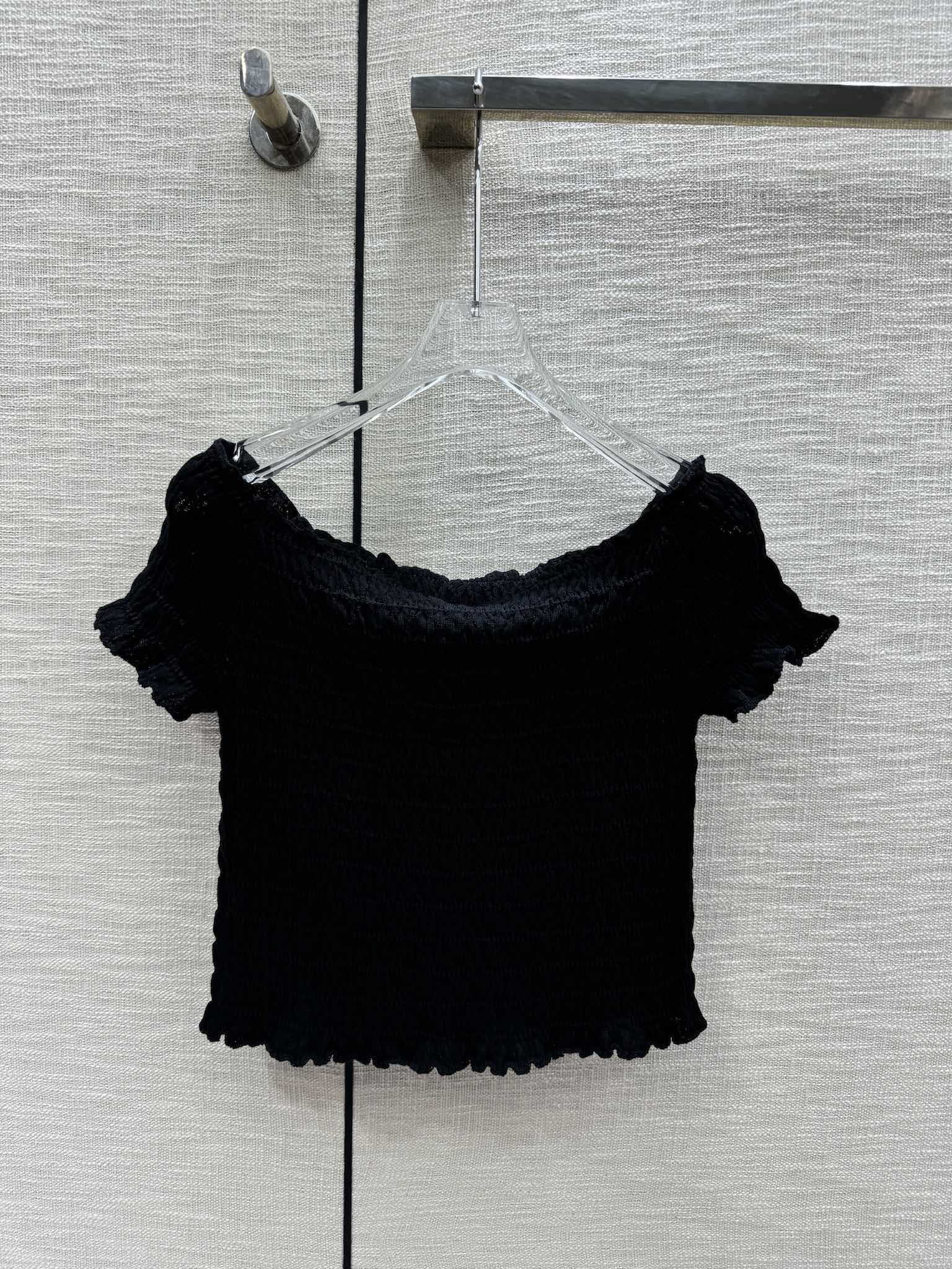 Celine 2403 - Трикотажное платье с коротким рукавом и плиссировкой, открытыми плечами - Черное