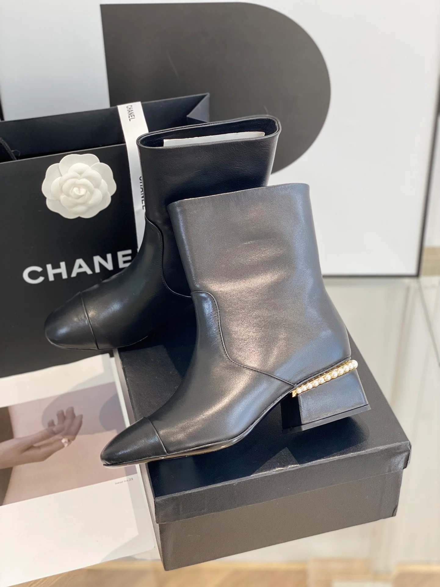 Chanel - Ботильоны на жемчужном каблуке