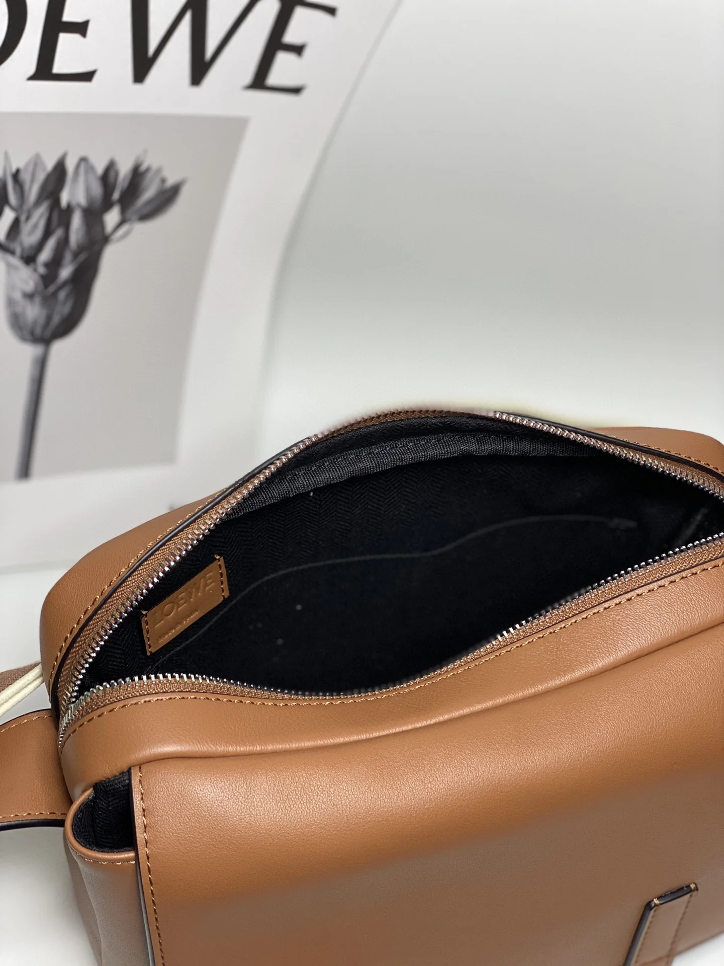 Сумка-мессенджер Loewe 2022 Military, маленькая