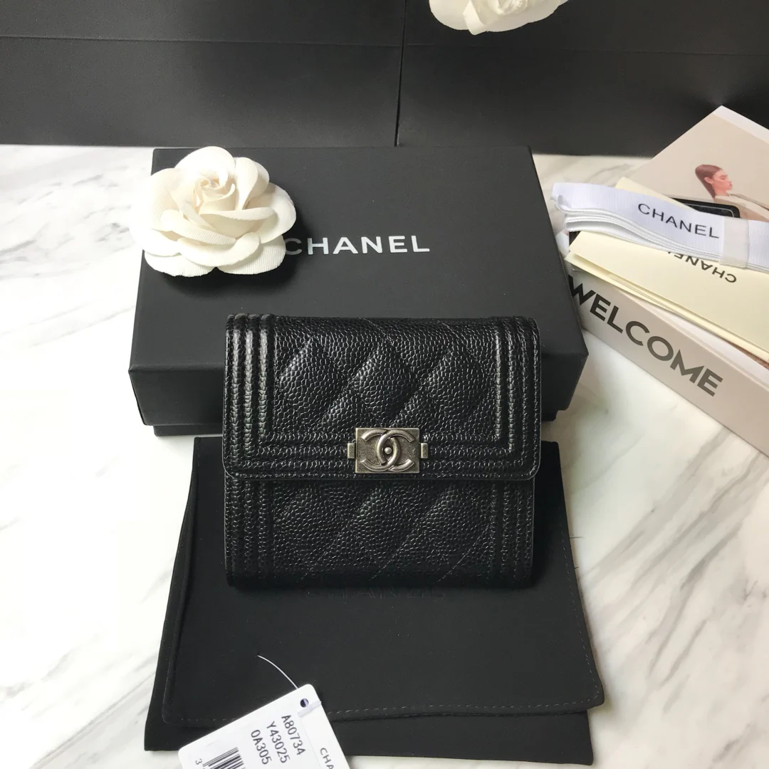 Короткий трехсекционный кошелек Chanel Le Boy — черная кожа цвета личи с винтажной серебряной пряжкой.