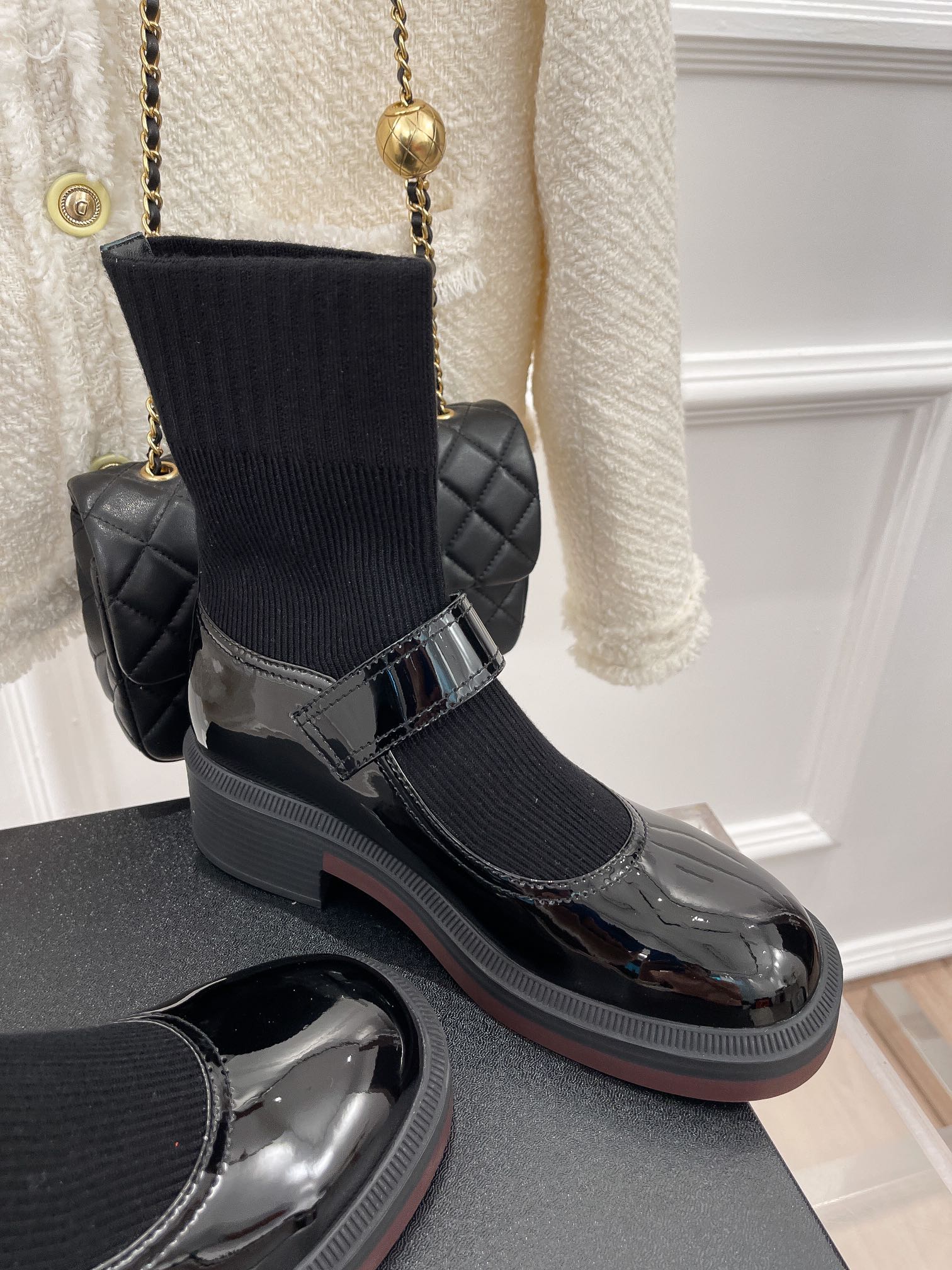 Новинка сезона осень/зима 2023 от Chanel - Ботинки-носки - Кожаные туфли-носки